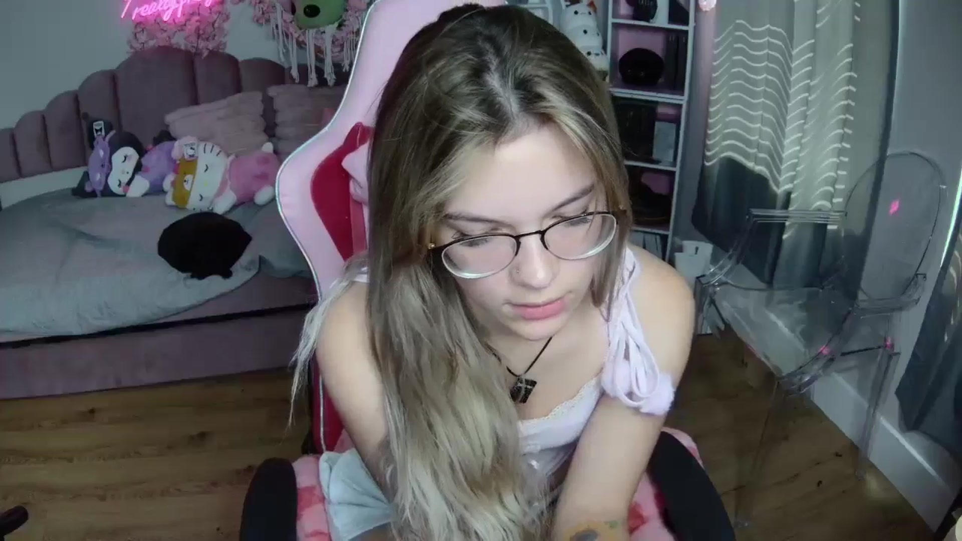 Gallery image thumbnail from Sarahsweets18's myfreecams stream on, 08/13/2024, 16:13 image 19 of 20