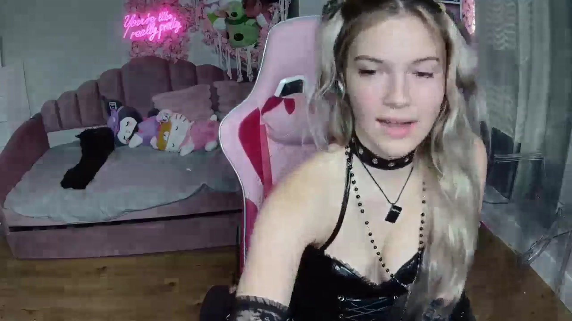 Gallery image thumbnail from Sarahsweets18's myfreecams stream on, 08/13/2024, 18:07 image 4 of 20