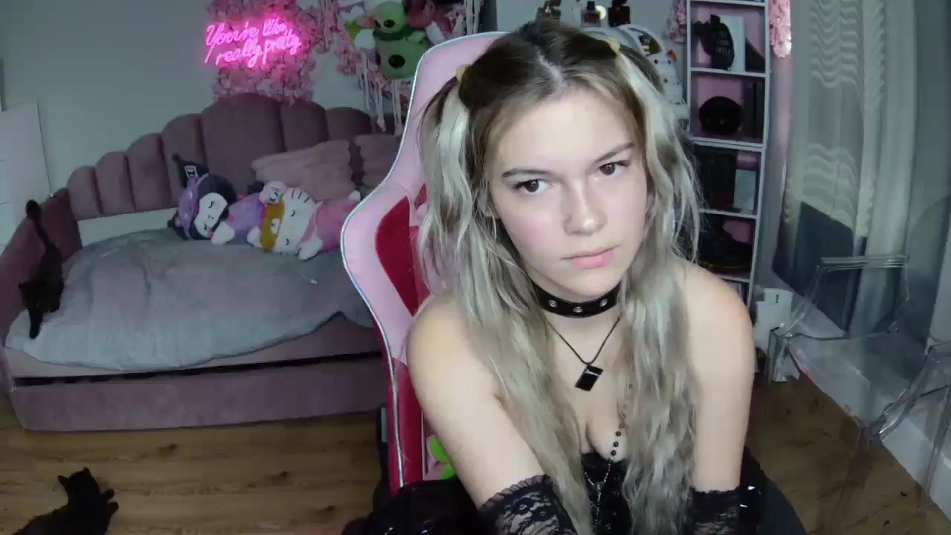 Gallery image thumbnail from Sarahsweets18's myfreecams stream on, 08/13/2024, 18:07 image 5 of 20