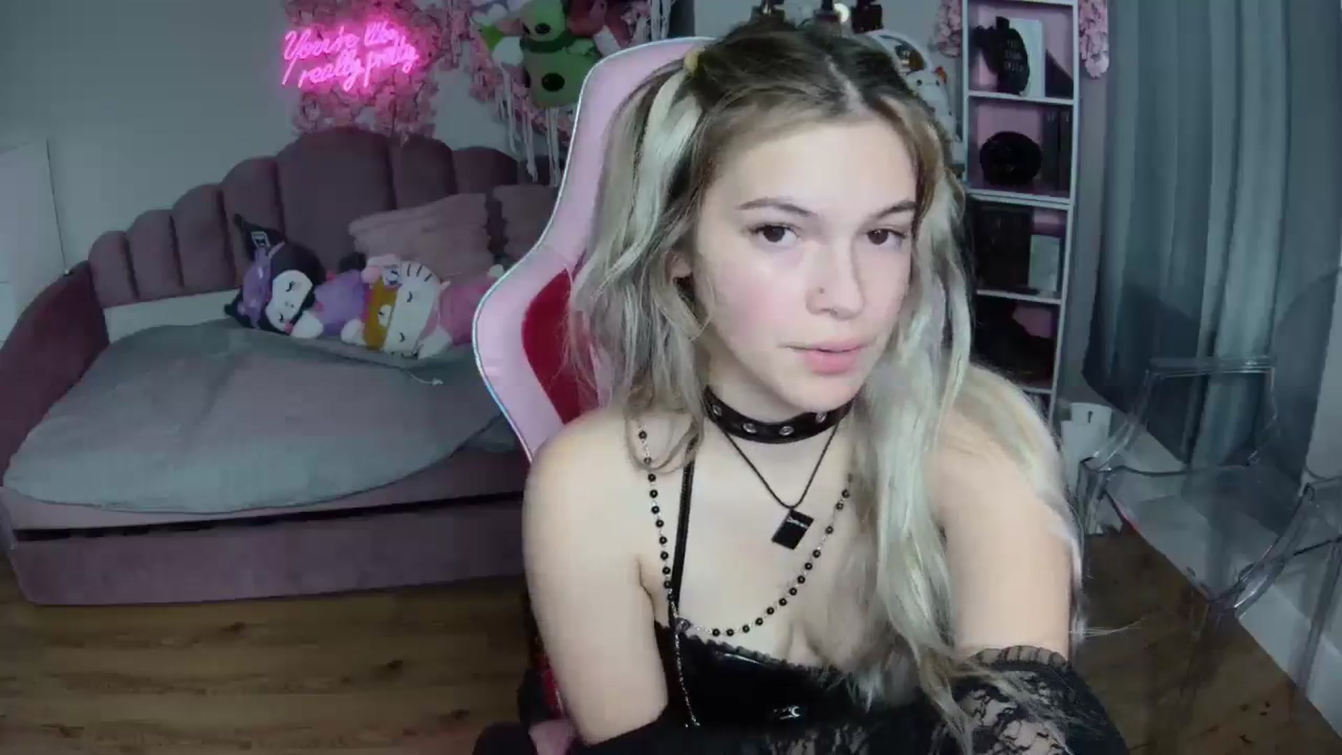 Gallery image thumbnail from Sarahsweets18's myfreecams stream on, 08/13/2024, 18:07 image 19 of 20