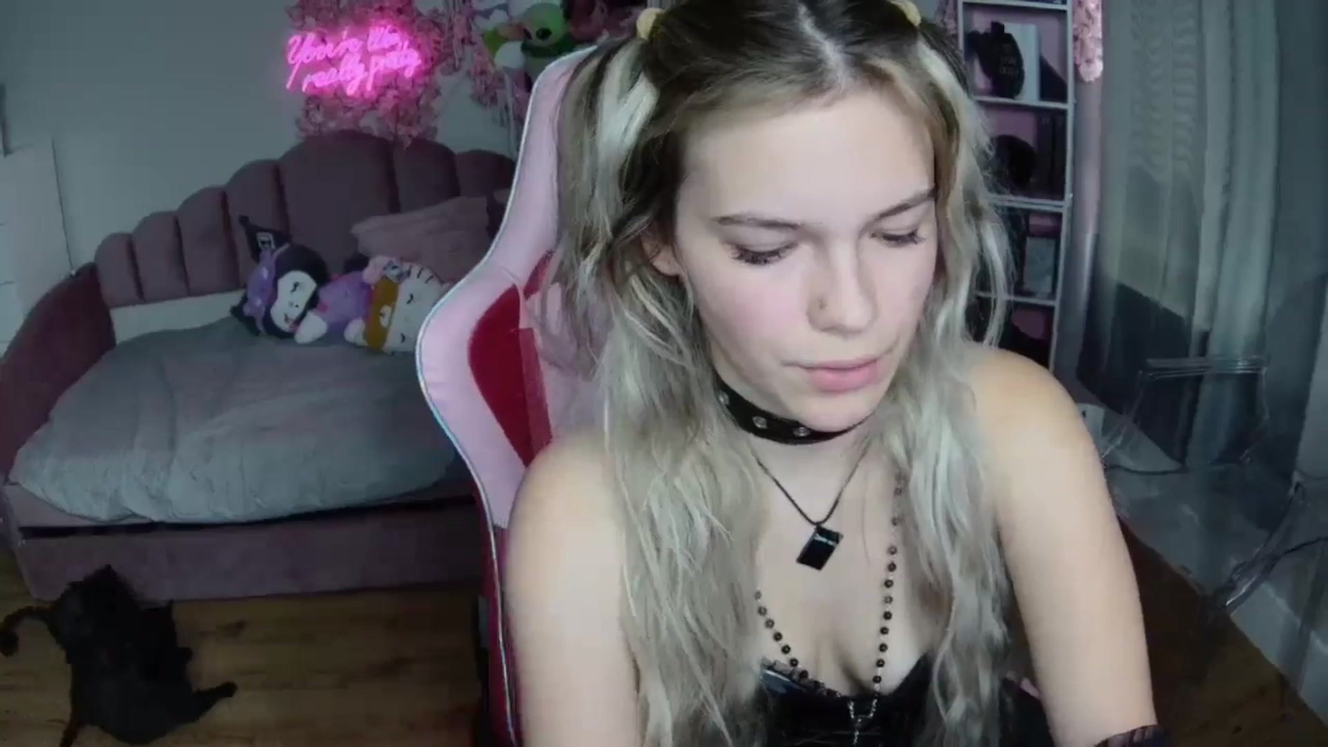 Gallery image thumbnail from Sarahsweets18's myfreecams stream on, 08/13/2024, 18:07 image 10 of 20