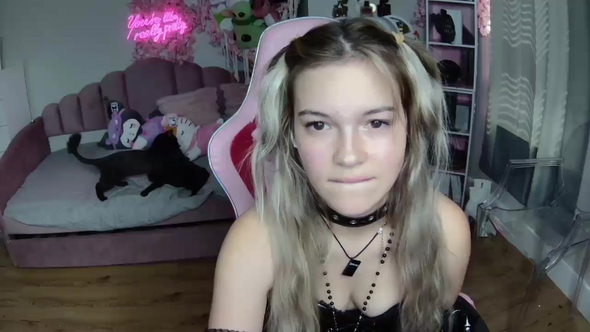 Gallery image thumbnail from Sarahsweets18's myfreecams stream on, 08/13/2024, 18:07 image 1 of 20