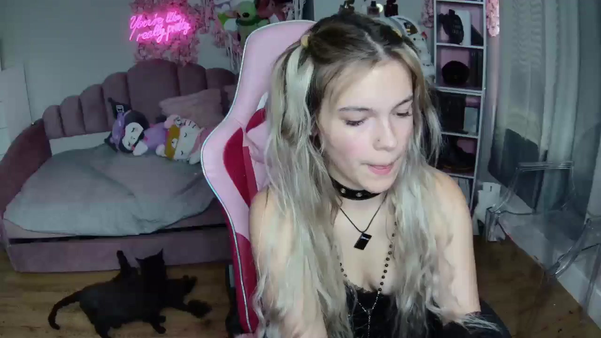 Gallery image thumbnail from Sarahsweets18's myfreecams stream on, 08/13/2024, 18:07 image 8 of 20