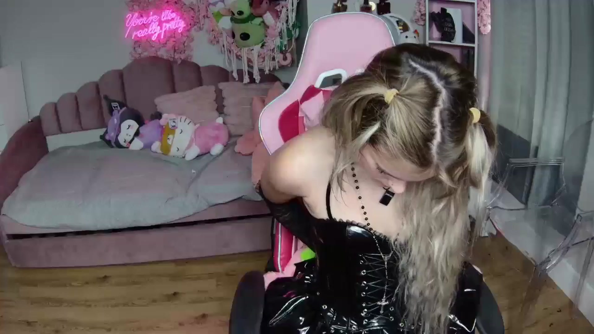 Gallery image thumbnail from Sarahsweets18's myfreecams stream on, 08/13/2024, 18:07 image 12 of 20