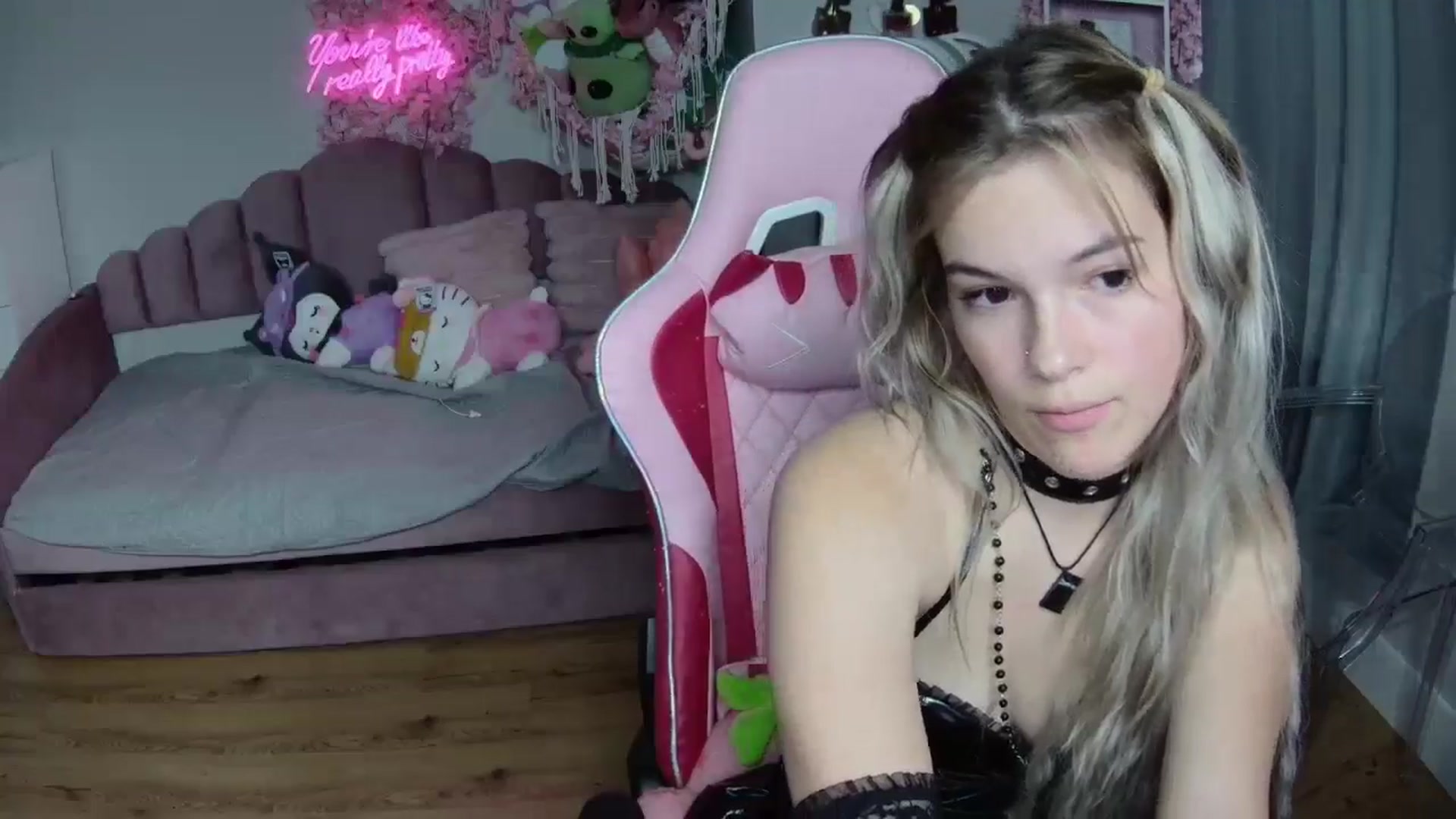 Gallery image thumbnail from Sarahsweets18's myfreecams stream on, 08/13/2024, 18:07 image 17 of 20