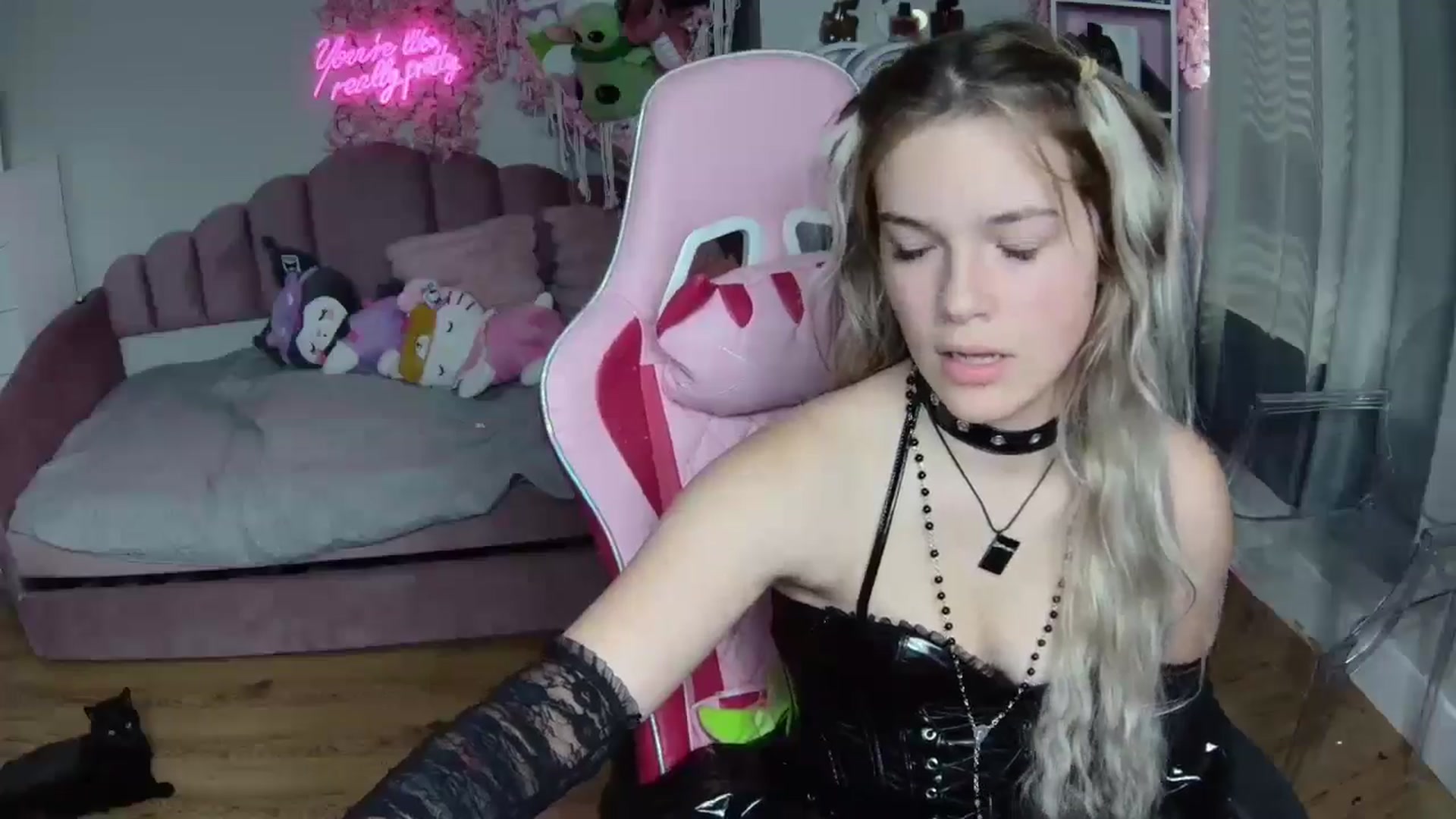 Gallery image thumbnail from Sarahsweets18's myfreecams stream on, 08/13/2024, 18:07 image 6 of 20