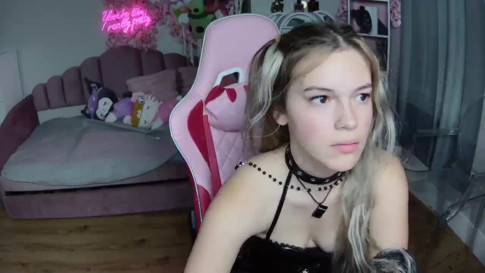 Gallery image thumbnail from Sarahsweets18's myfreecams stream on, 08/13/2024, 18:07 image 18 of 20