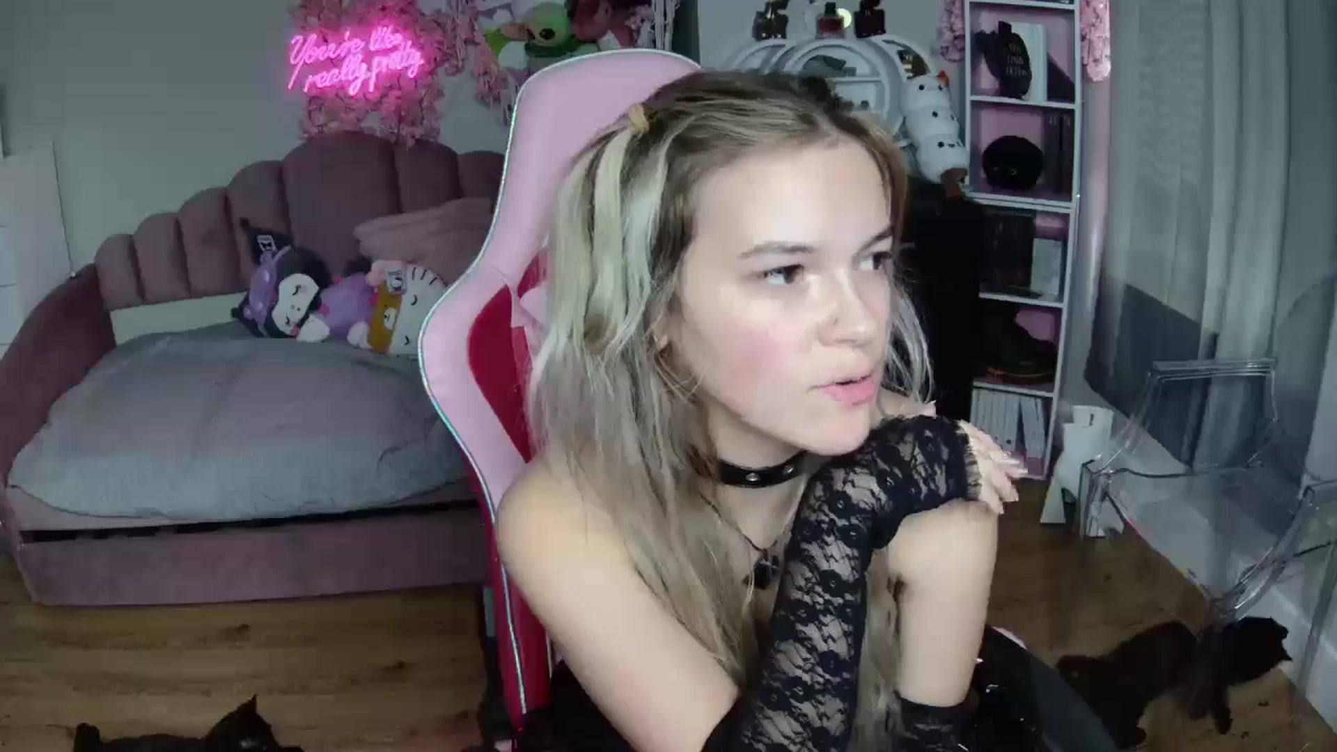 Gallery image thumbnail from Sarahsweets18's myfreecams stream on, 08/13/2024, 18:07 image 11 of 20