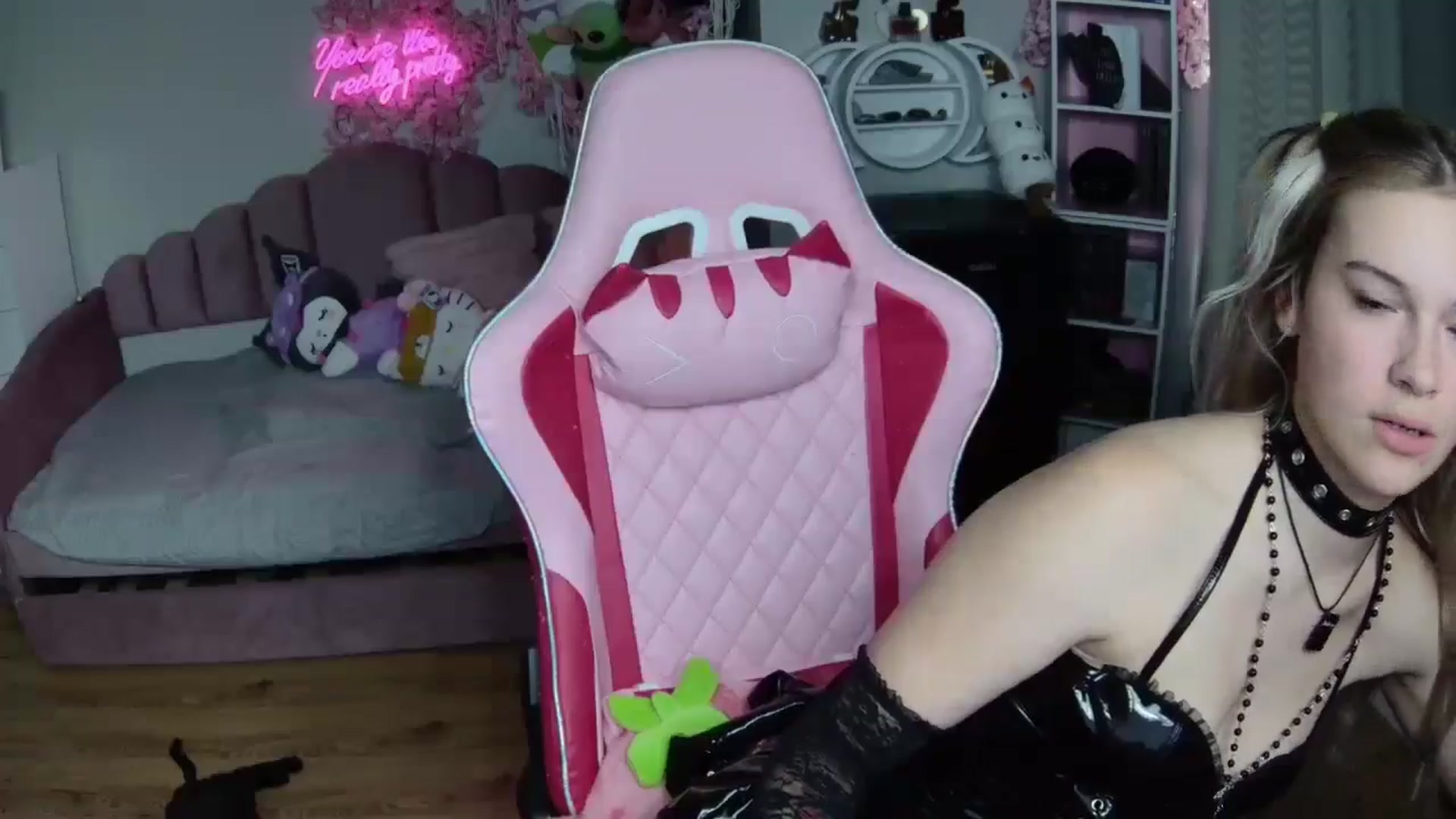 Gallery image thumbnail from Sarahsweets18's myfreecams stream on, 08/13/2024, 18:07 image 9 of 20