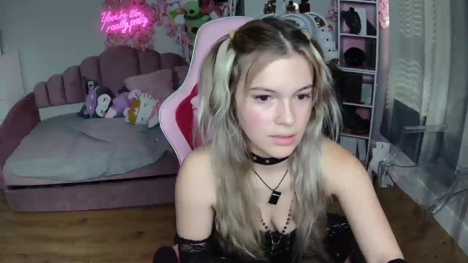 Gallery image thumbnail from Sarahsweets18's myfreecams stream on, 08/13/2024, 18:07 image 2 of 20