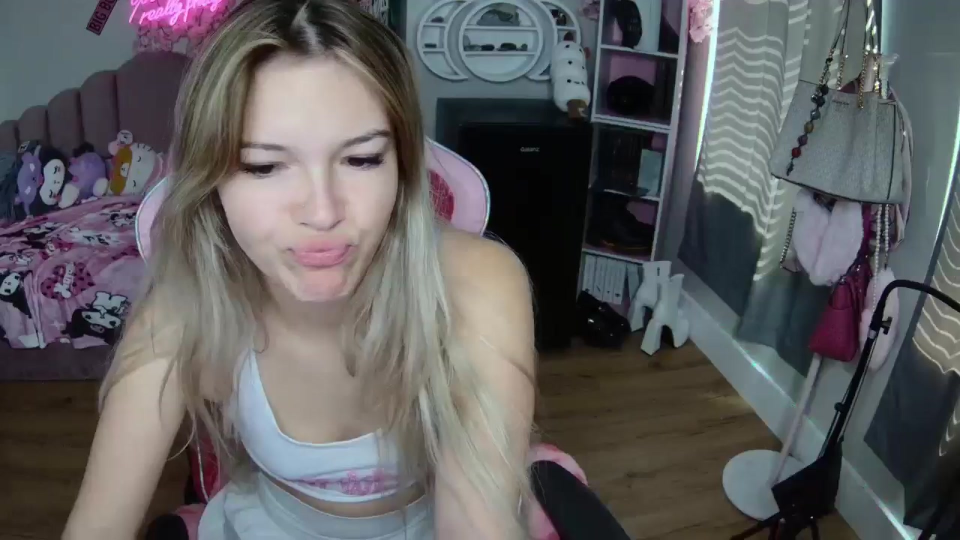Gallery image thumbnail from Sarahsweets18's myfreecams stream on, 08/30/2024, 16:10 image 2 of 20