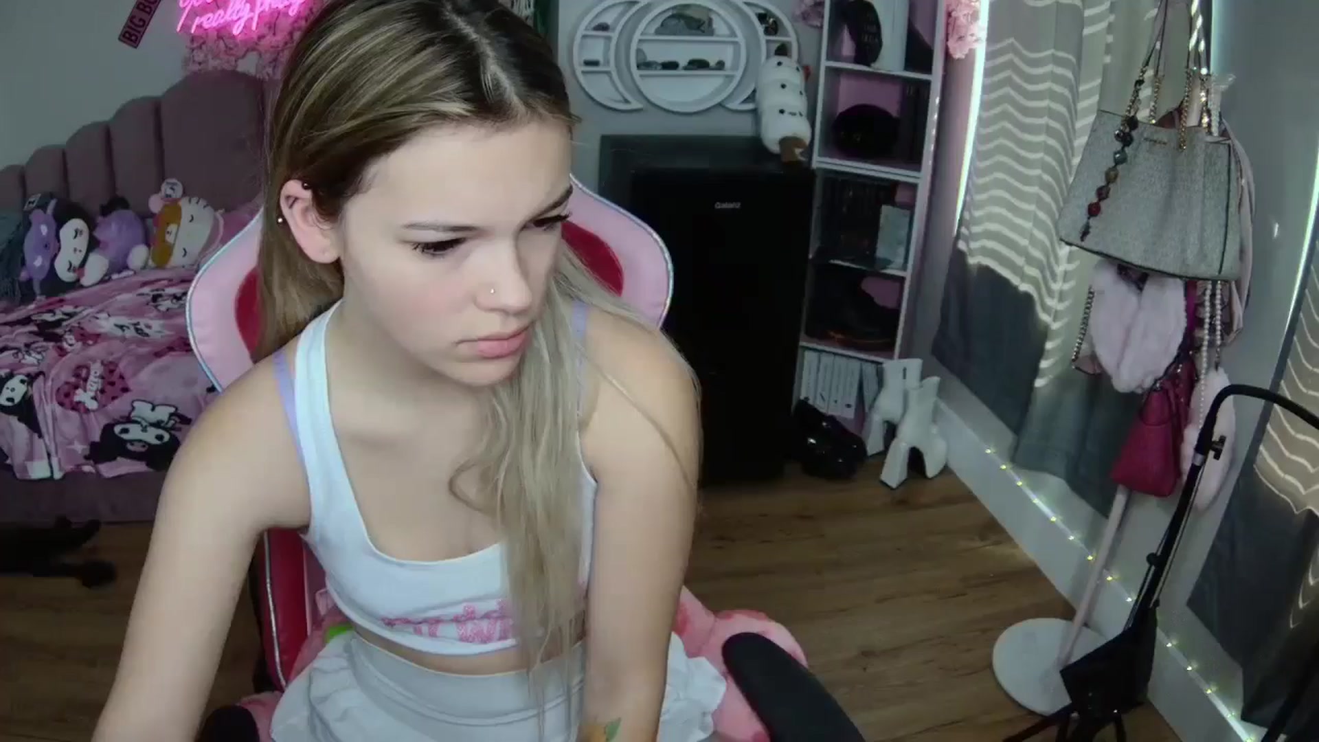 Gallery image thumbnail from Sarahsweets18's myfreecams stream on, 08/30/2024, 16:10 image 5 of 20