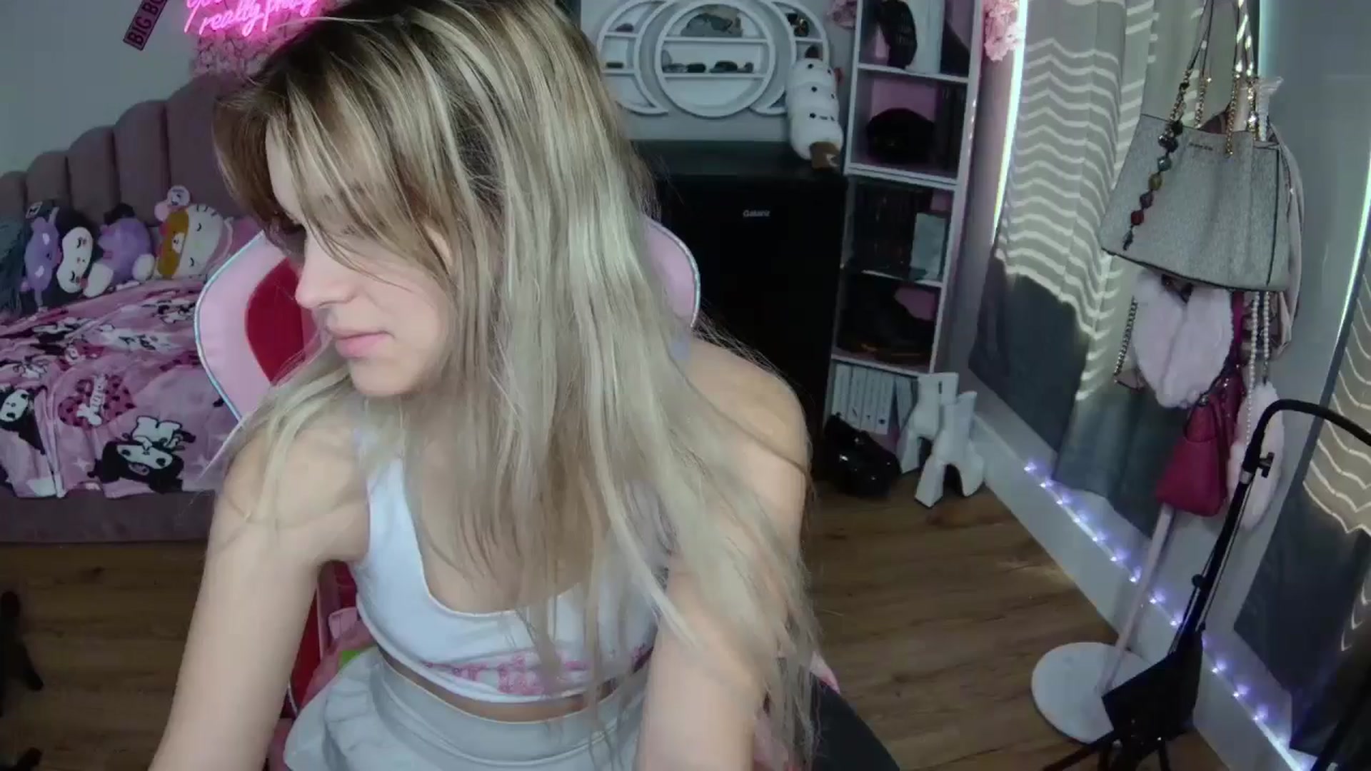 Gallery image thumbnail from Sarahsweets18's myfreecams stream on, 08/30/2024, 16:10 image 1 of 20