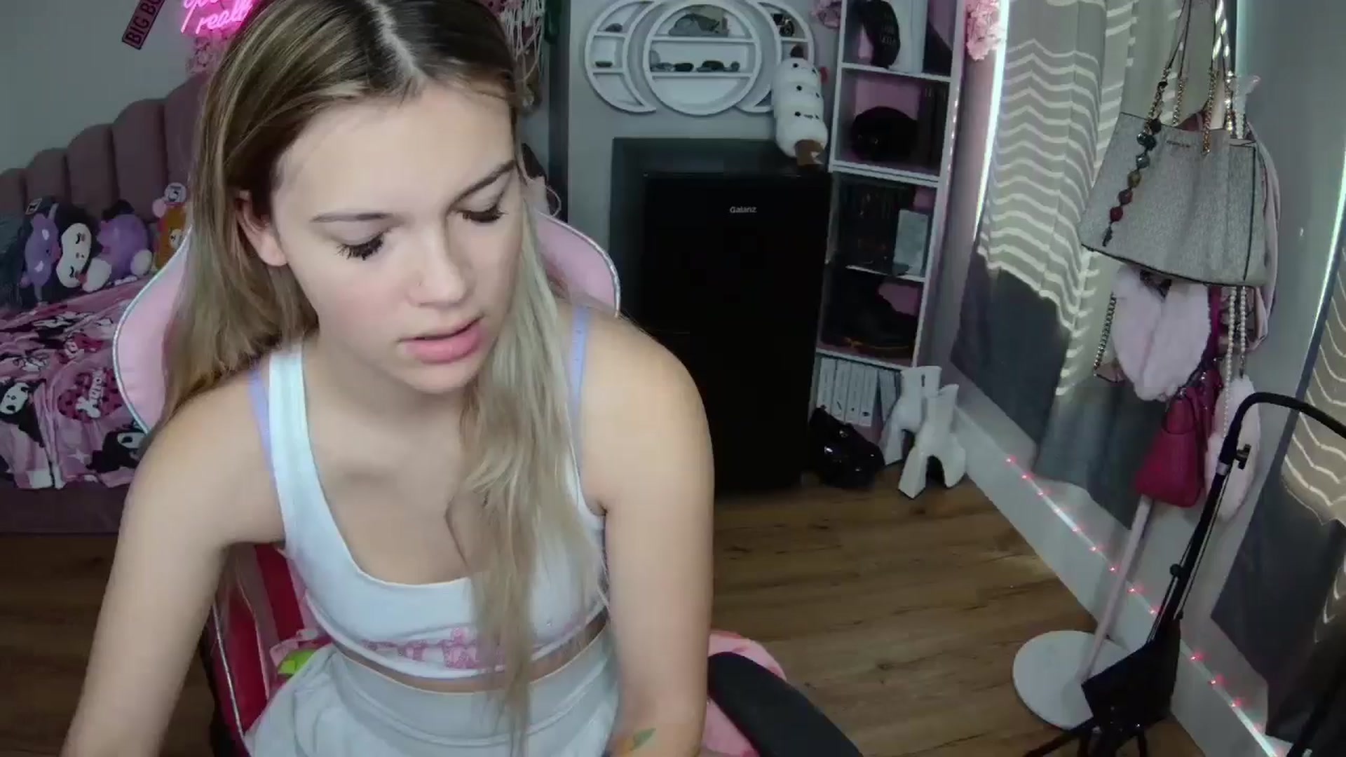 Gallery image thumbnail from Sarahsweets18's myfreecams stream on, 08/30/2024, 16:10 image 8 of 20