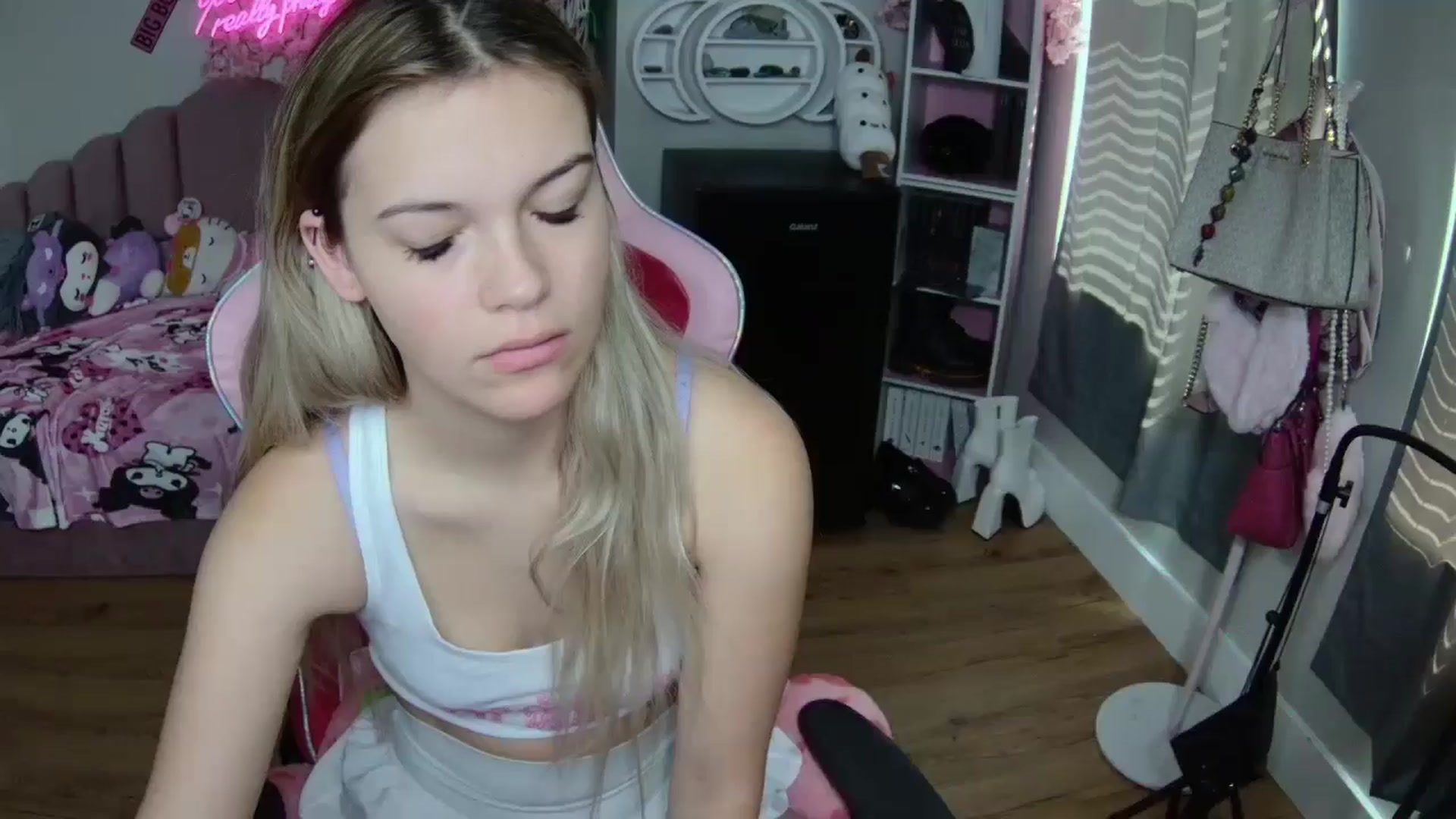 Gallery image thumbnail from Sarahsweets18's myfreecams stream on, 08/30/2024, 16:10 image 7 of 20