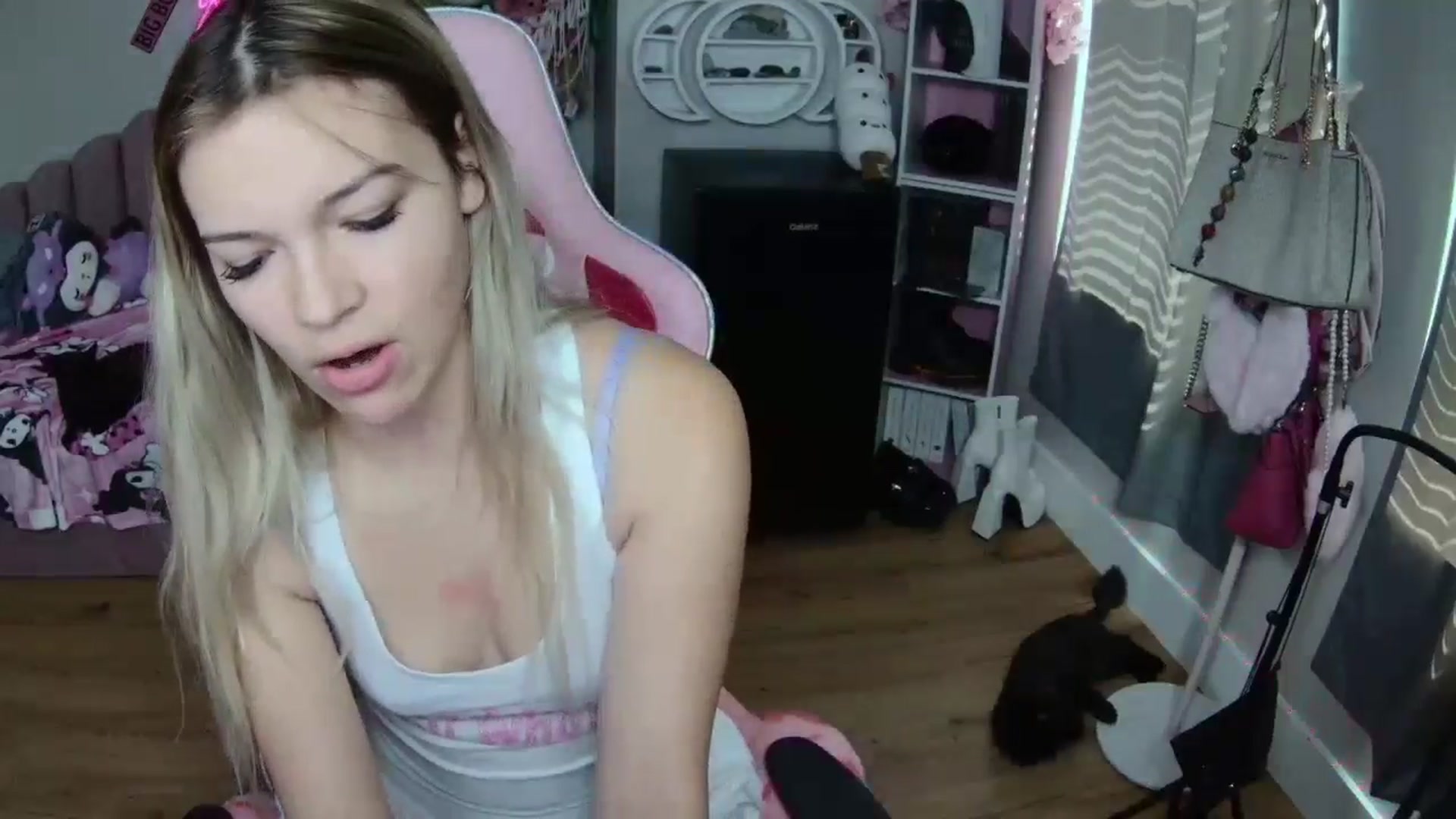 Gallery image thumbnail from Sarahsweets18's myfreecams stream on, 08/30/2024, 16:10 image 15 of 20