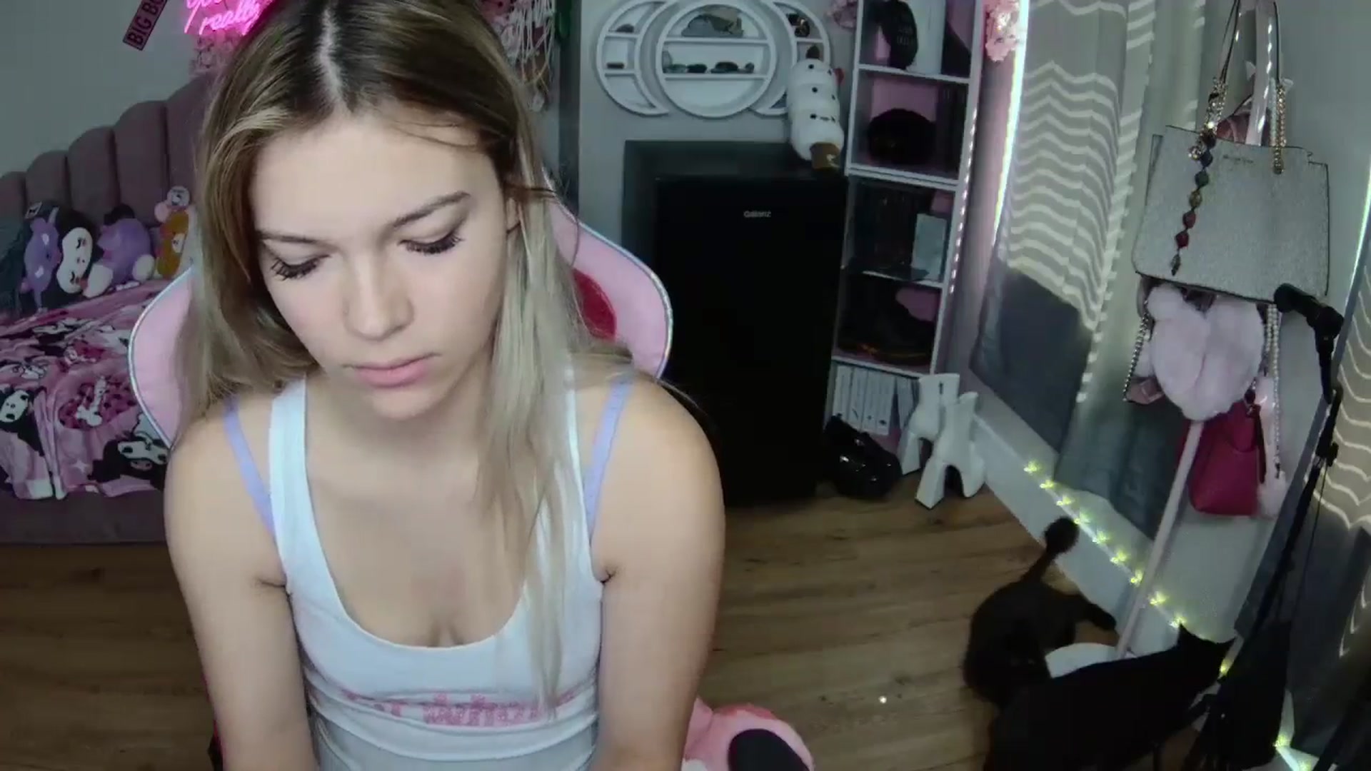 Gallery image thumbnail from Sarahsweets18's myfreecams stream on, 08/30/2024, 16:32 image 5 of 20