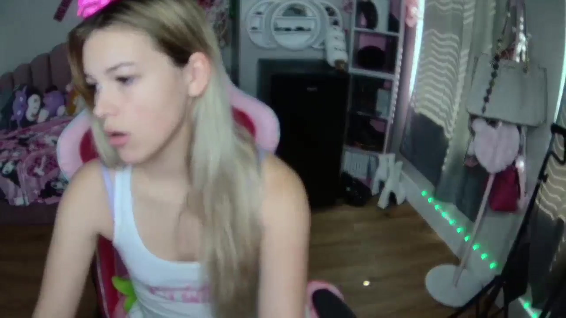 Gallery image thumbnail from Sarahsweets18's myfreecams stream on, 08/30/2024, 16:32 image 13 of 20