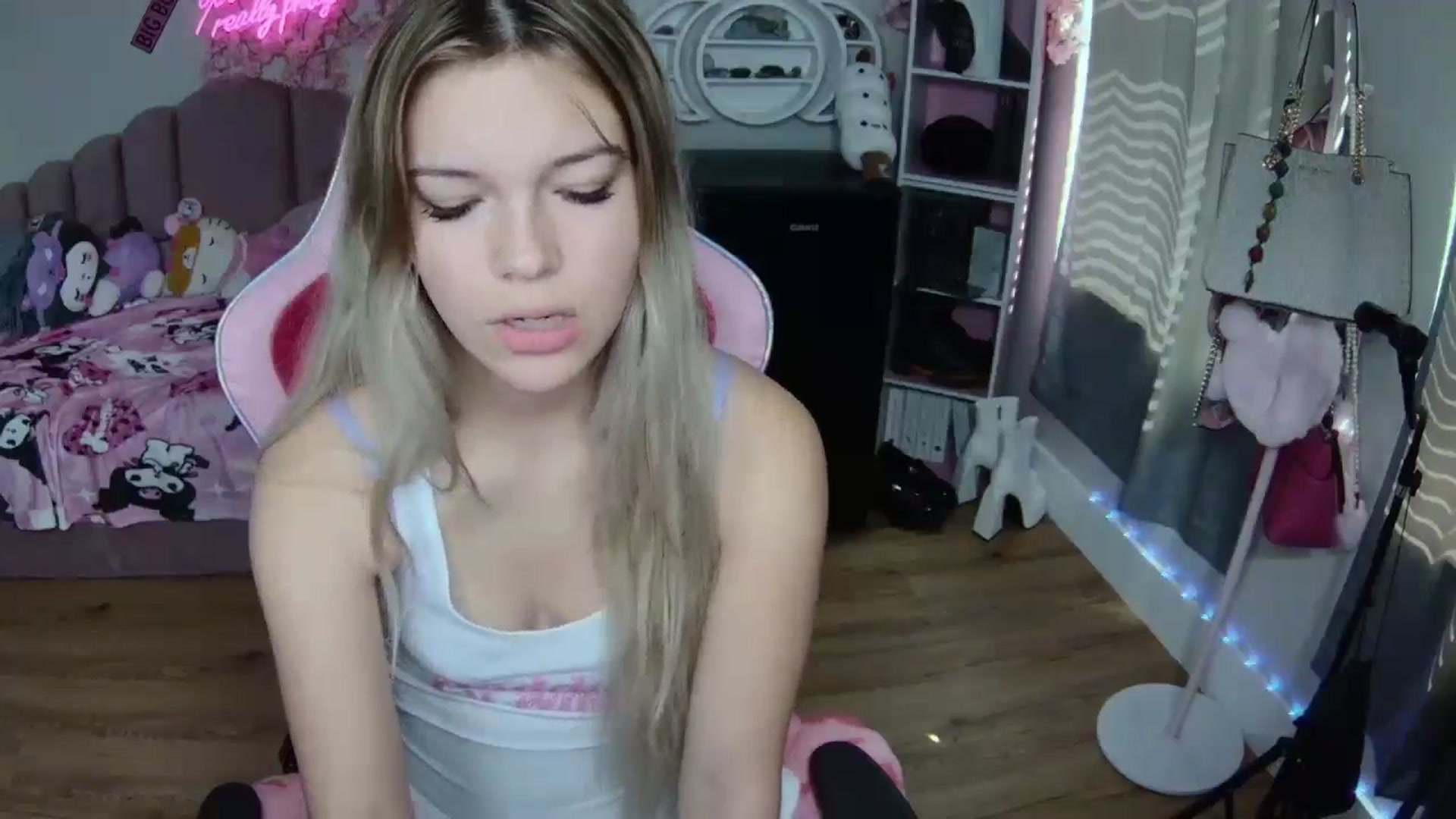 Gallery image thumbnail from Sarahsweets18's myfreecams stream on, 08/30/2024, 16:32 image 8 of 20