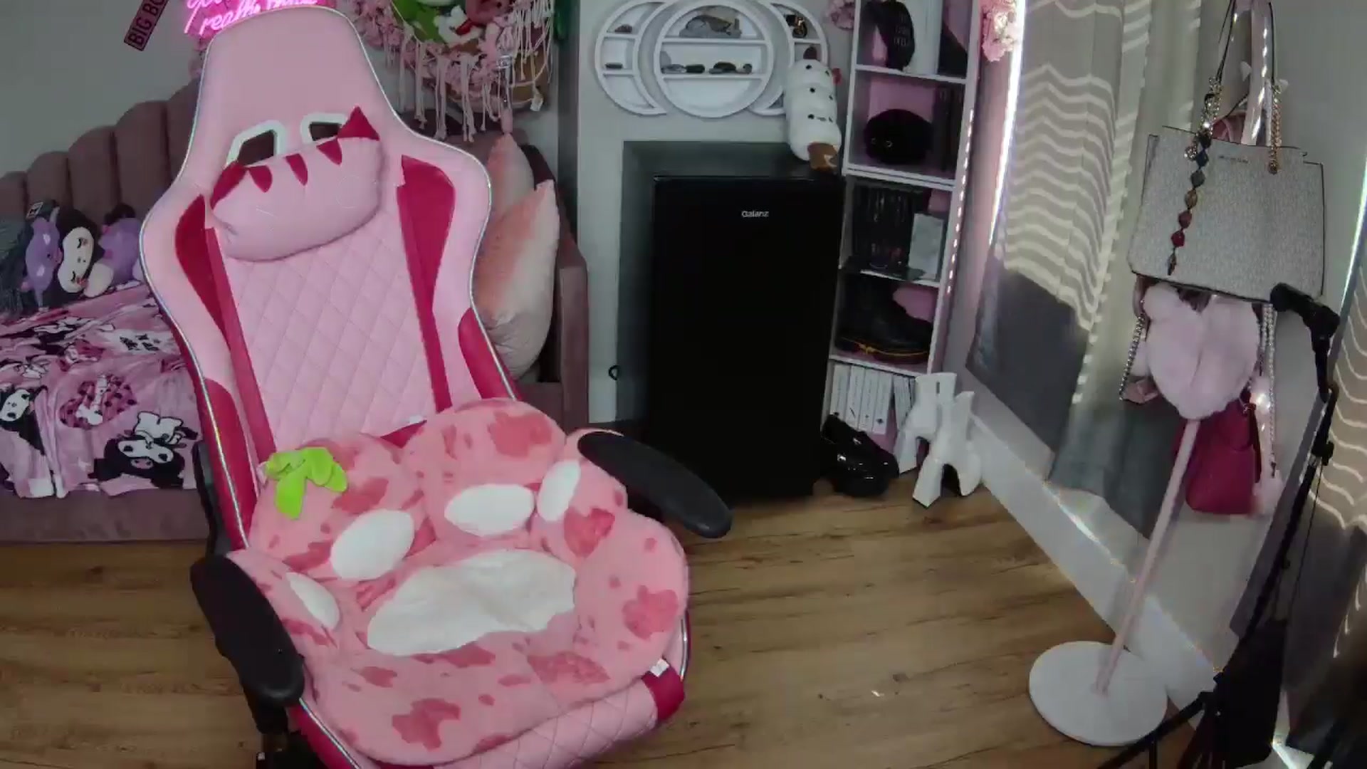 Gallery image thumbnail from Sarahsweets18's myfreecams stream on, 08/30/2024, 16:32 image 7 of 20
