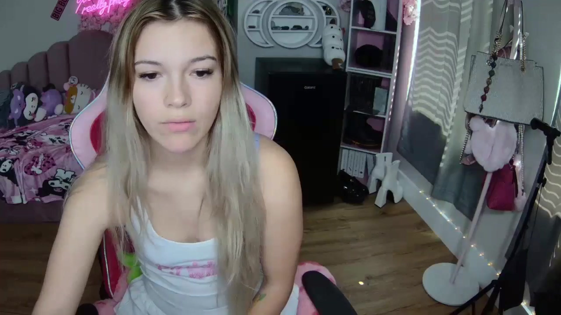 Gallery image thumbnail from Sarahsweets18's myfreecams stream on, 08/30/2024, 16:32 image 10 of 20