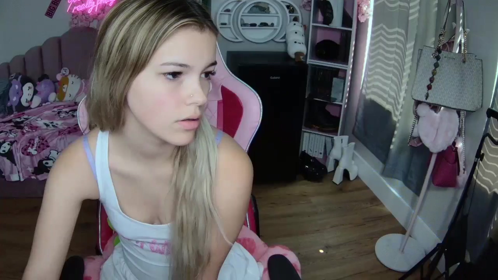 Gallery image thumbnail from Sarahsweets18's myfreecams stream on, 08/30/2024, 16:32 image 11 of 20