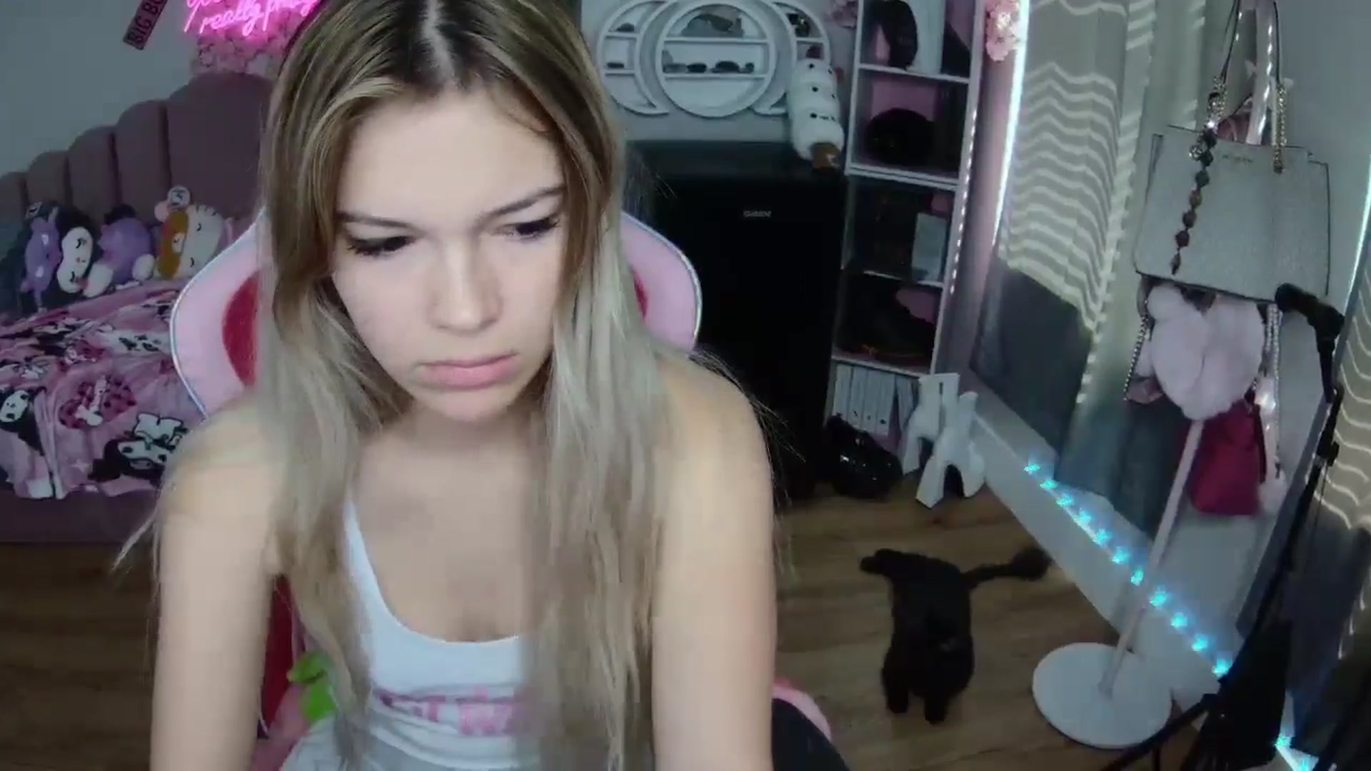 Gallery image thumbnail from Sarahsweets18's myfreecams stream on, 08/30/2024, 16:32 image 6 of 20