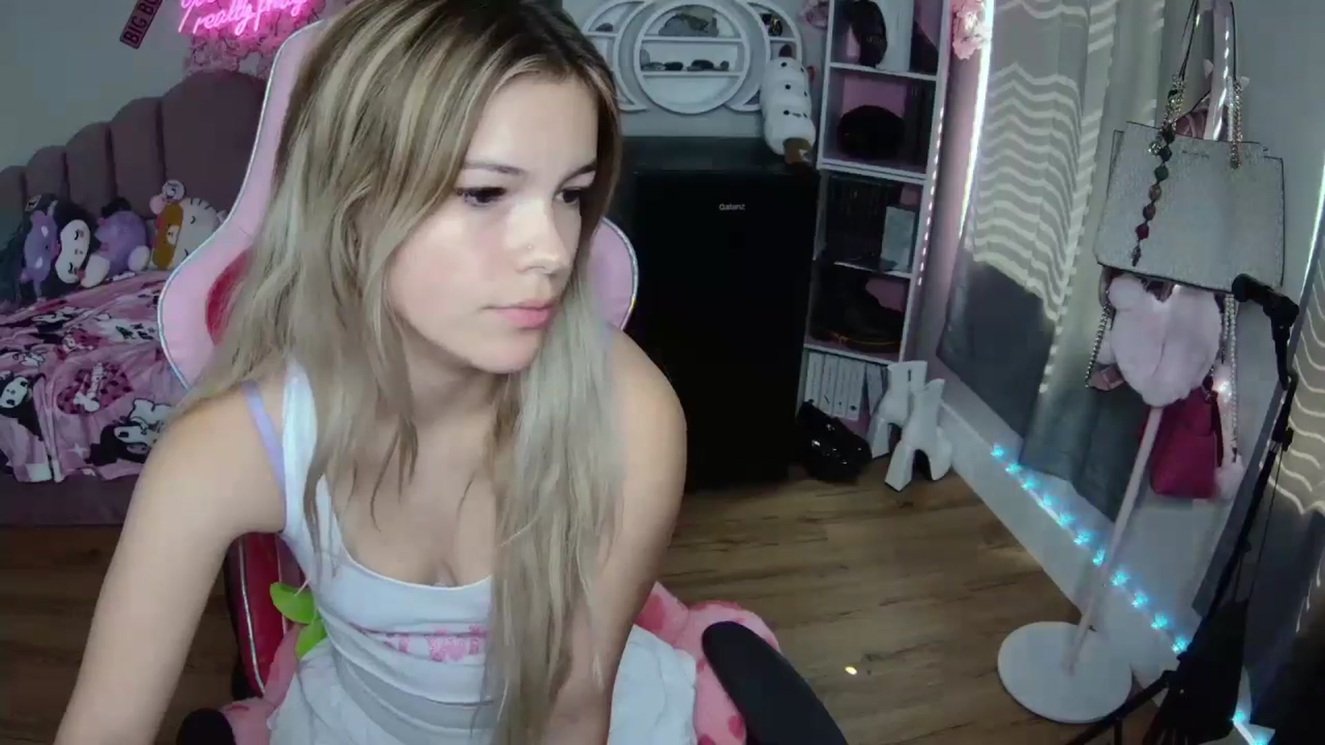 Gallery image thumbnail from Sarahsweets18's myfreecams stream on, 08/30/2024, 16:32 image 9 of 20