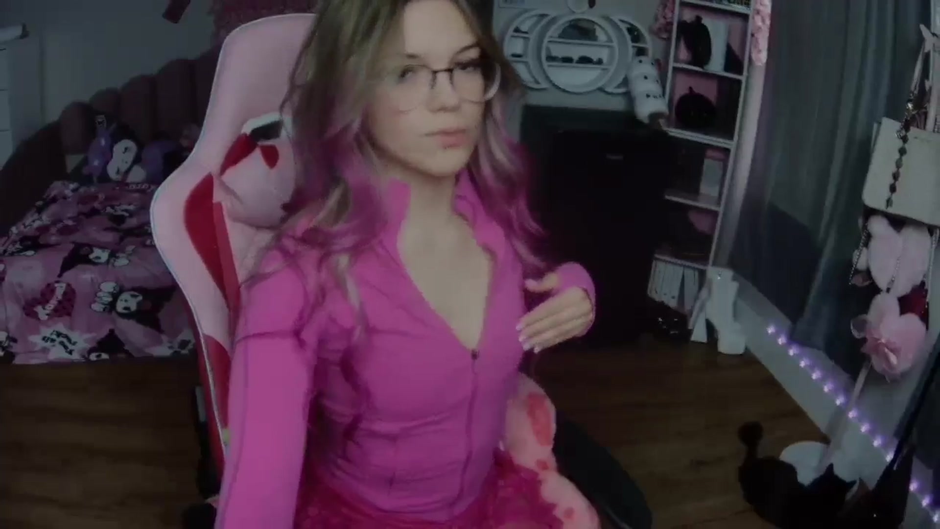 Gallery image thumbnail from Sarahsweets18's myfreecams stream on, 09/05/2024, 18:30 image 9 of 20