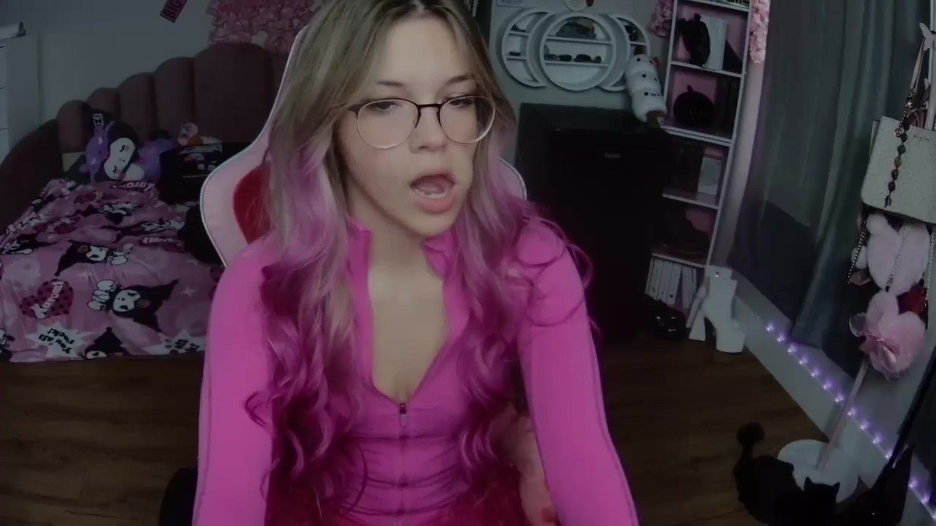 Gallery image thumbnail from Sarahsweets18's myfreecams stream on, 09/05/2024, 18:30 image 17 of 20