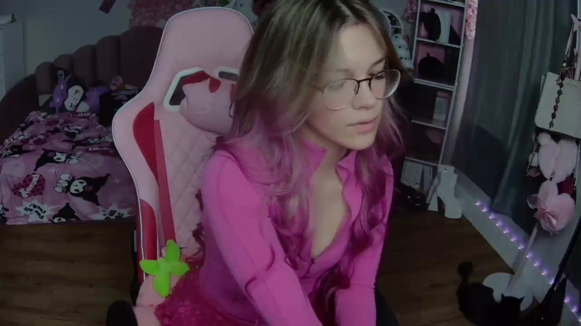 Gallery image thumbnail from Sarahsweets18's myfreecams stream on, 09/05/2024, 18:30 image 13 of 20