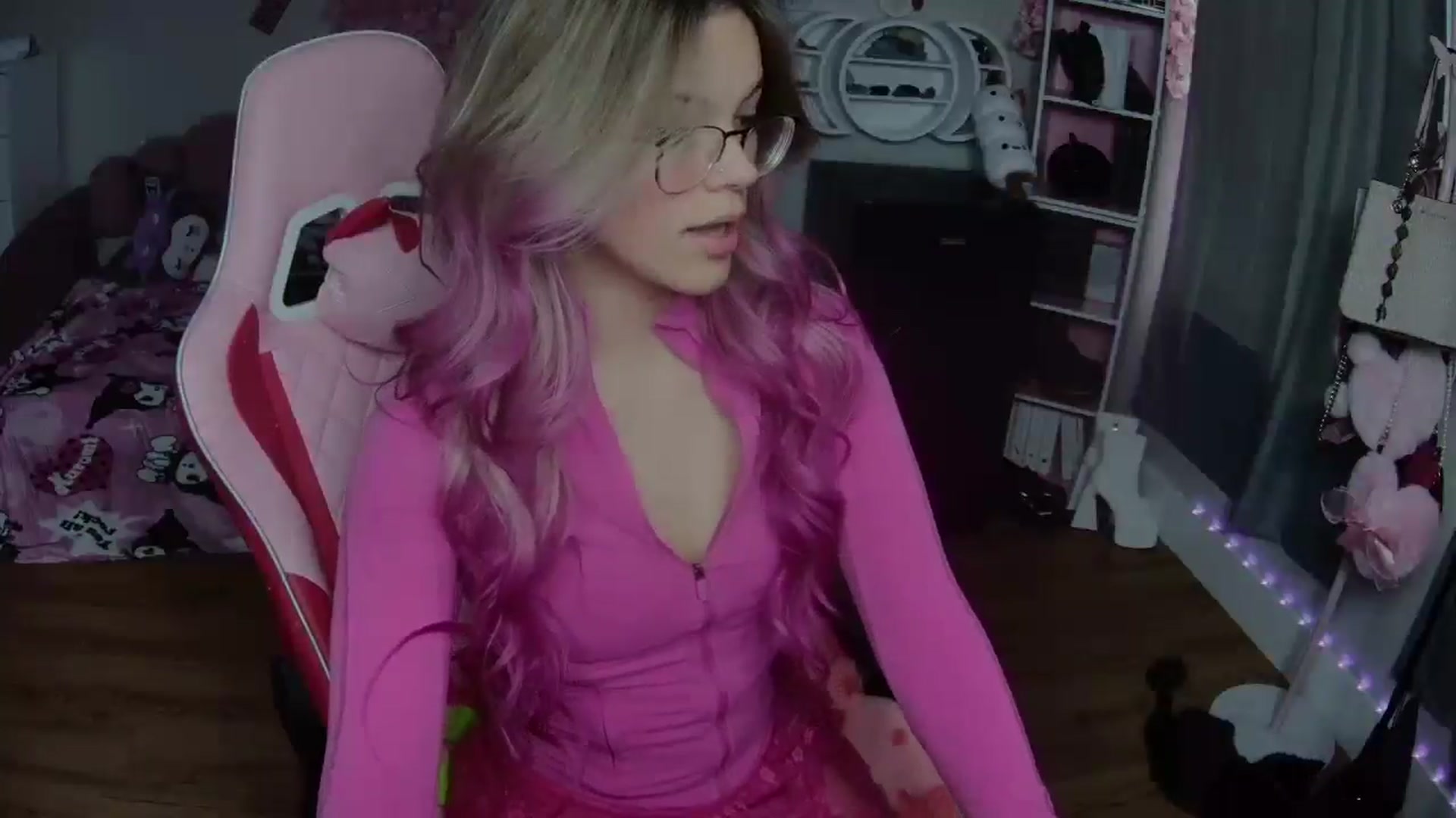 Gallery image thumbnail from Sarahsweets18's myfreecams stream on, 09/05/2024, 18:30 image 15 of 20