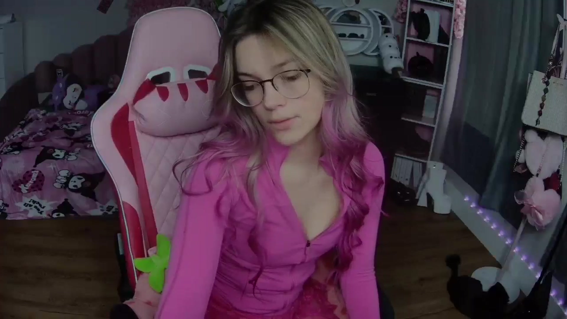 Gallery image thumbnail from Sarahsweets18's myfreecams stream on, 09/05/2024, 18:30 image 8 of 20