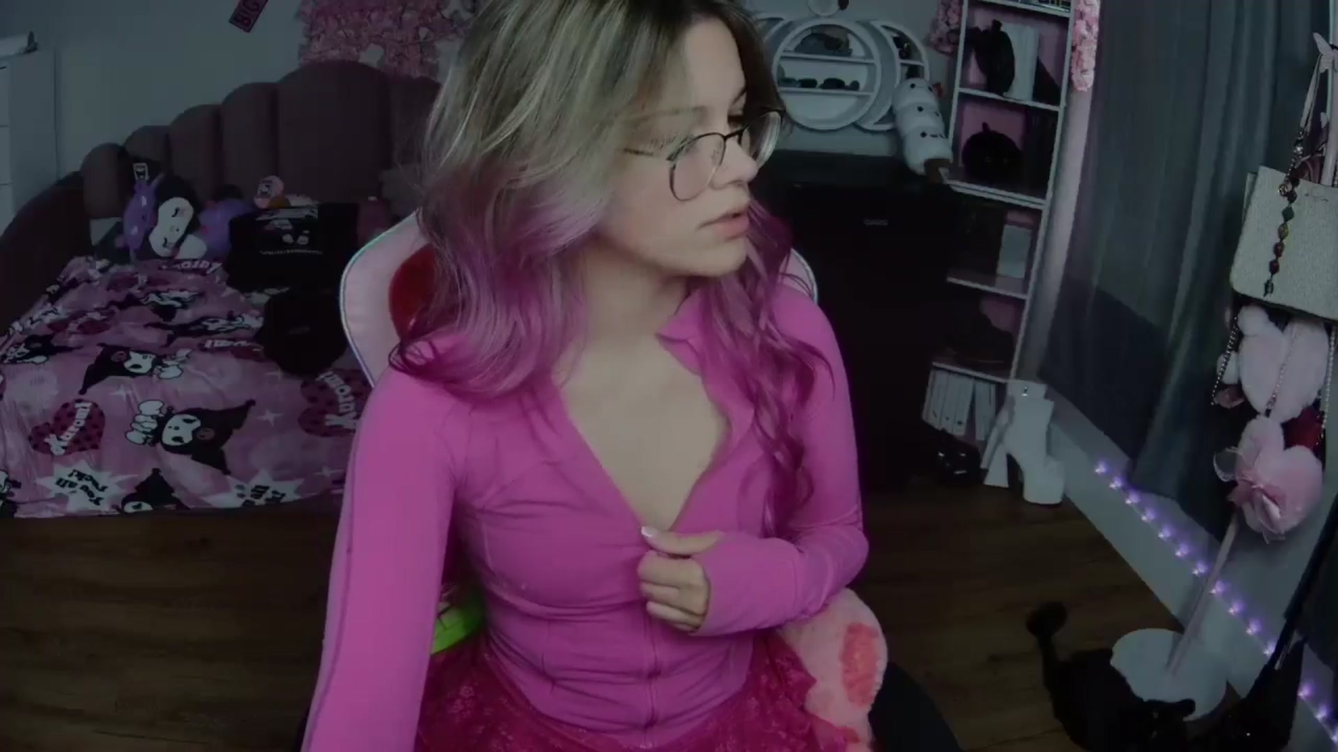 Gallery image thumbnail from Sarahsweets18's myfreecams stream on, 09/05/2024, 18:30 image 3 of 20