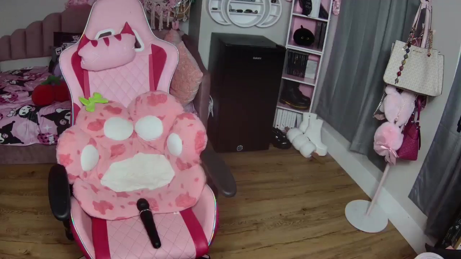 Gallery image thumbnail from Sarahsweets18's myfreecams stream on, 09/10/2024, 23:07 image 10 of 20