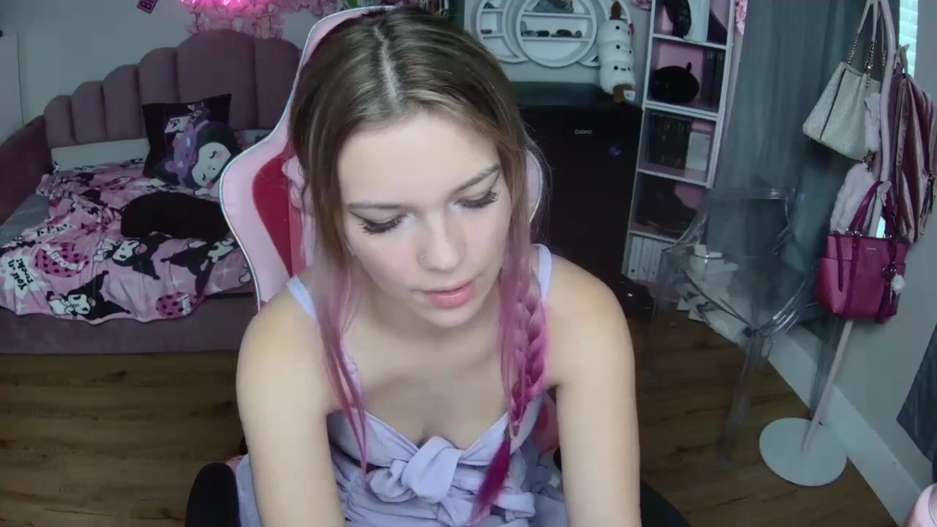 Gallery image thumbnail from Sarahsweets18's myfreecams stream on, 09/19/2024, 24:05 image 4 of 20