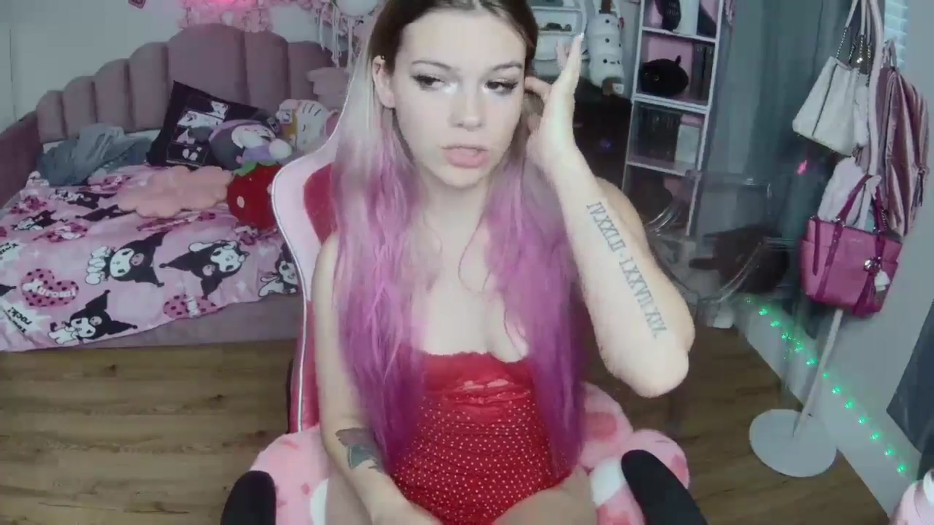 Gallery image thumbnail from Sarahsweets18's myfreecams stream on, 09/19/2024, 23:33 image 6 of 20