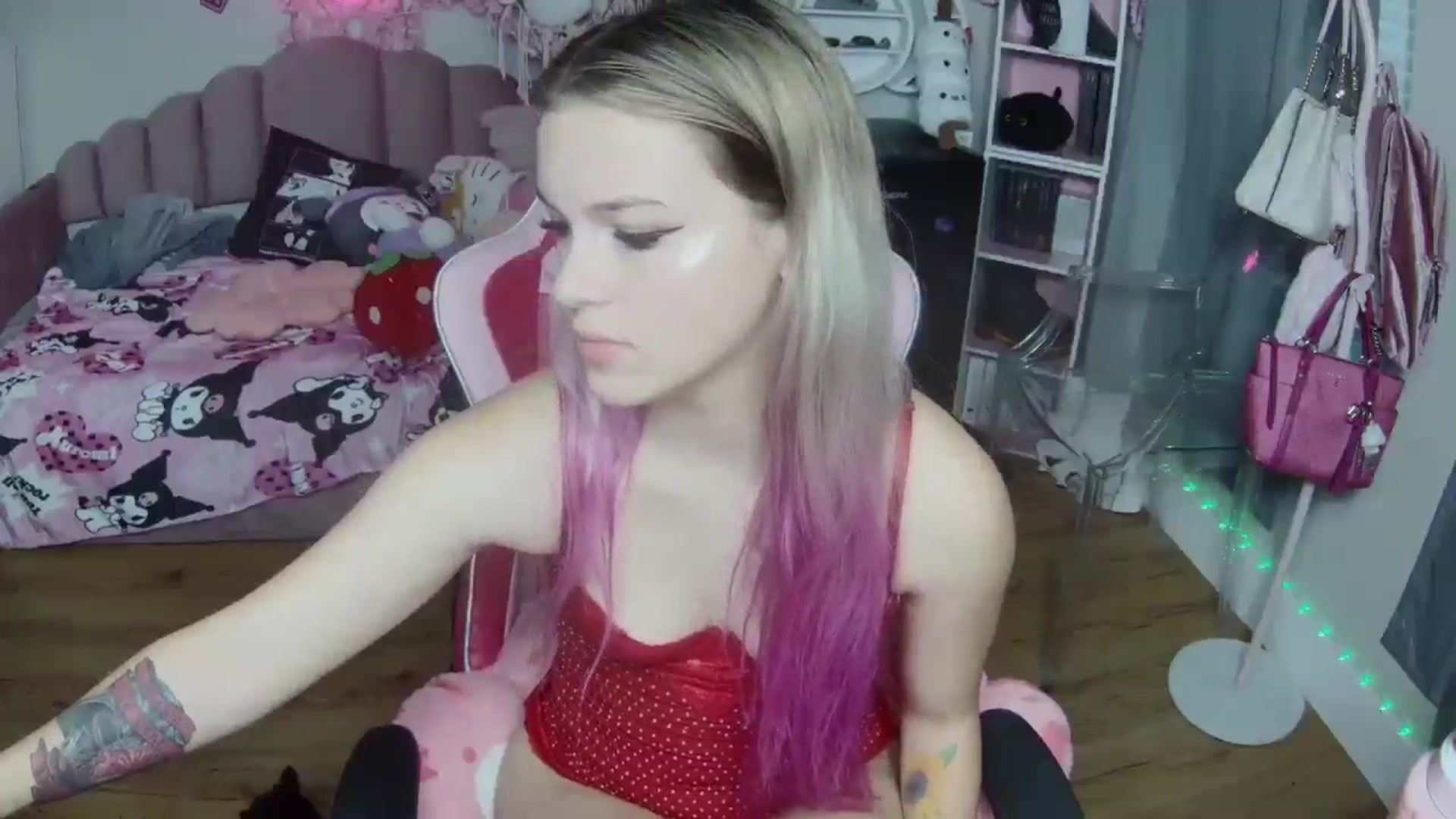 Gallery image thumbnail from Sarahsweets18's myfreecams stream on, 09/19/2024, 23:33 image 20 of 20