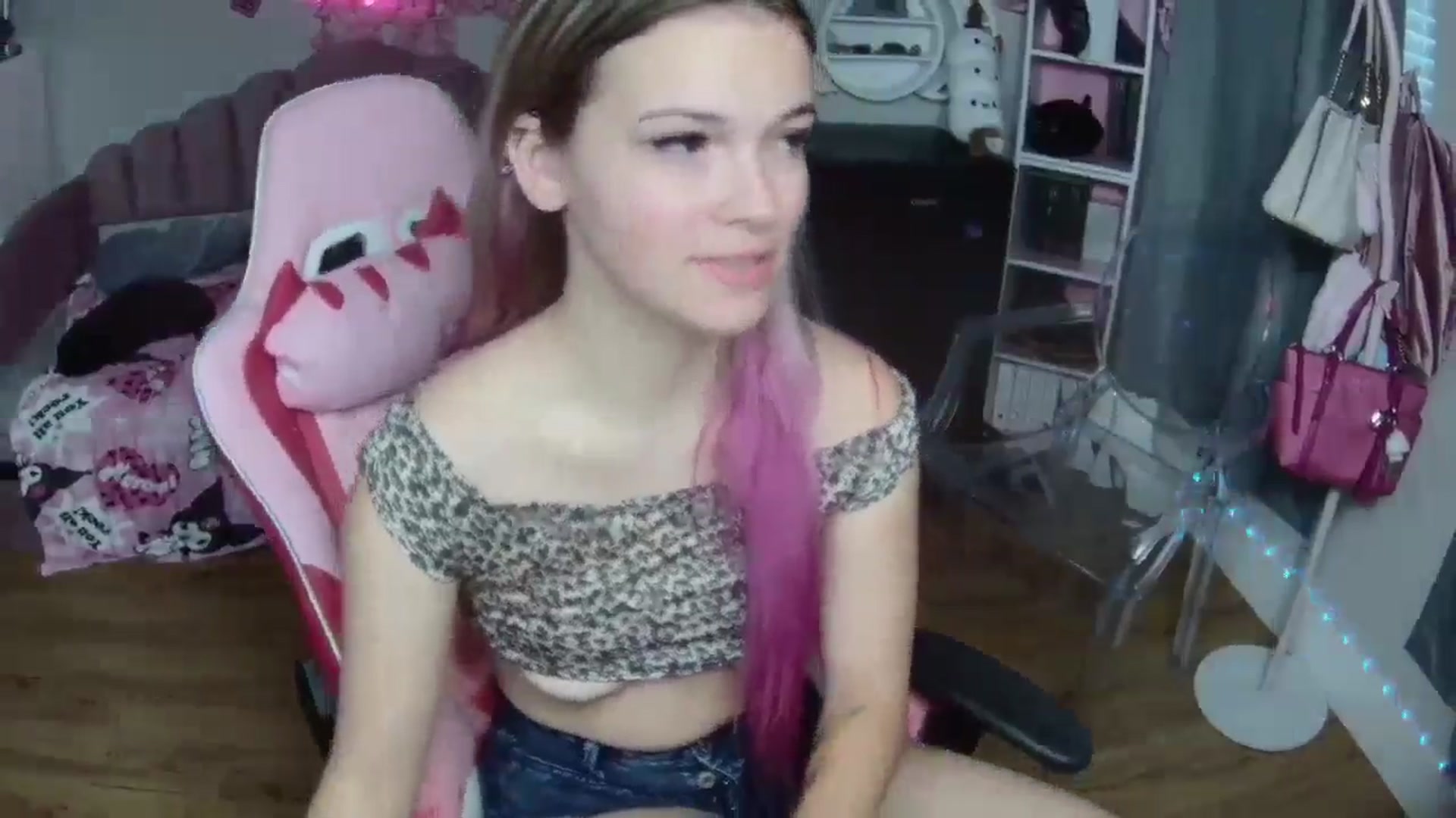 Gallery image thumbnail from Sarahsweets18's myfreecams stream on, 09/20/2024, 23:04 image 16 of 20