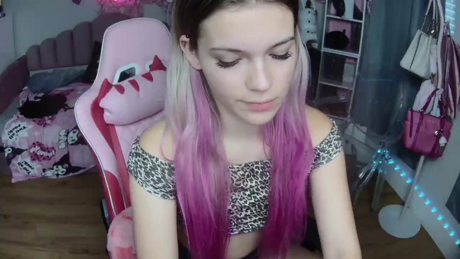 Gallery image thumbnail from Sarahsweets18's myfreecams stream on, 09/20/2024, 23:04 image 4 of 20