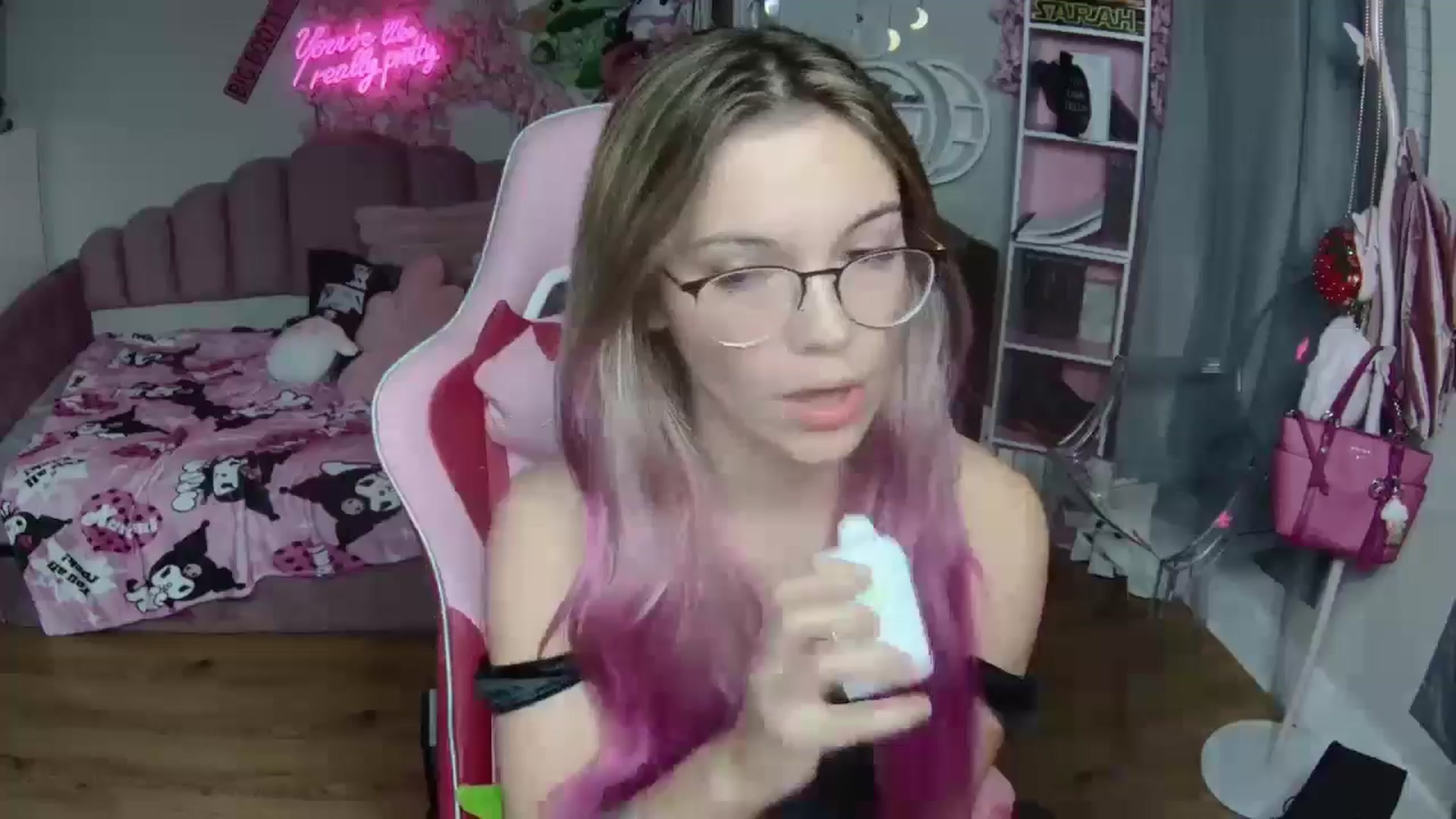 Gallery image thumbnail from Sarahsweets18's myfreecams stream on, 09/25/2024, 24:58 image 5 of 20
