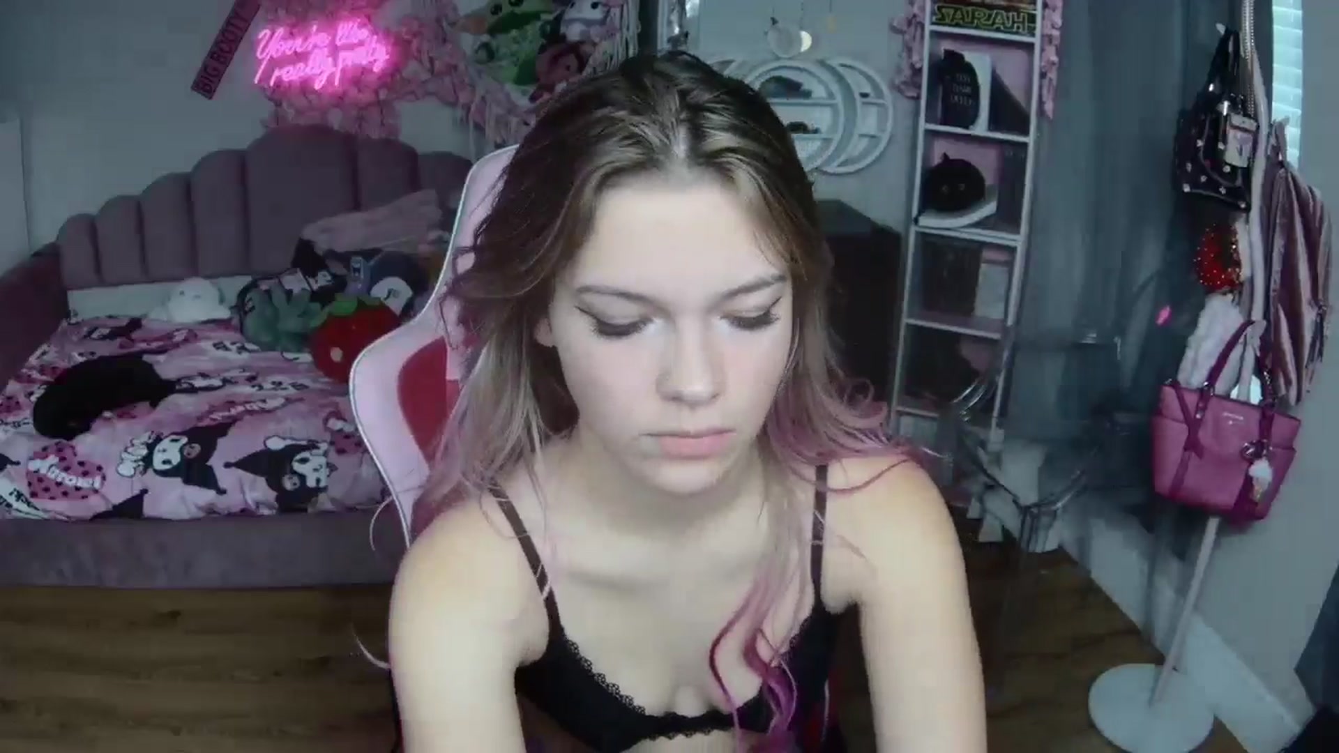 Gallery image thumbnail from Sarahsweets18's myfreecams stream on, 09/28/2024, 19:30 image 12 of 20