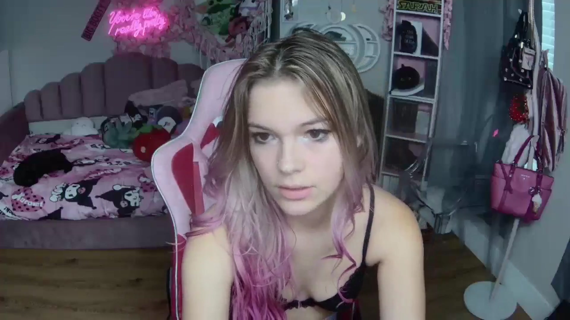 Gallery image thumbnail from Sarahsweets18's myfreecams stream on, 09/28/2024, 19:30 image 18 of 20
