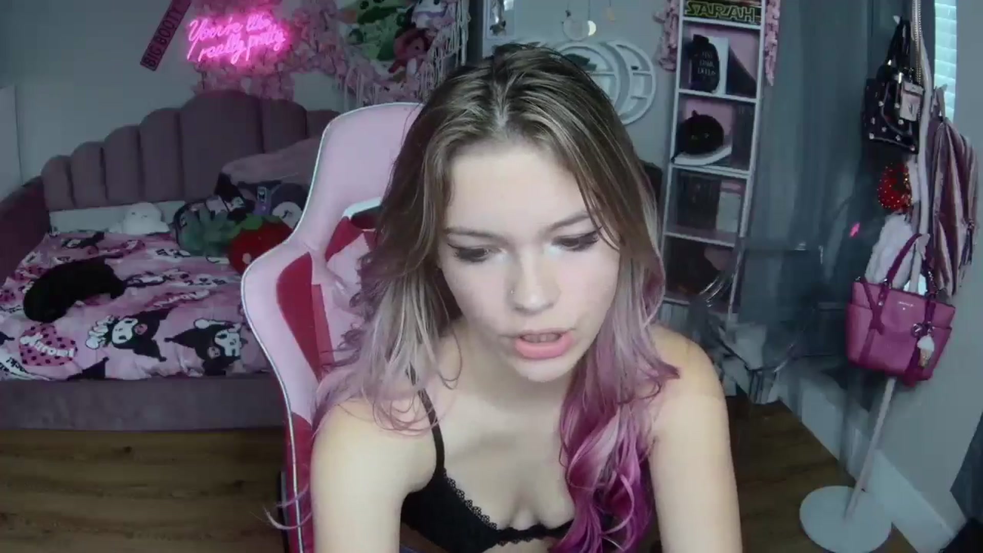 Gallery image thumbnail from Sarahsweets18's myfreecams stream on, 09/28/2024, 19:30 image 17 of 20