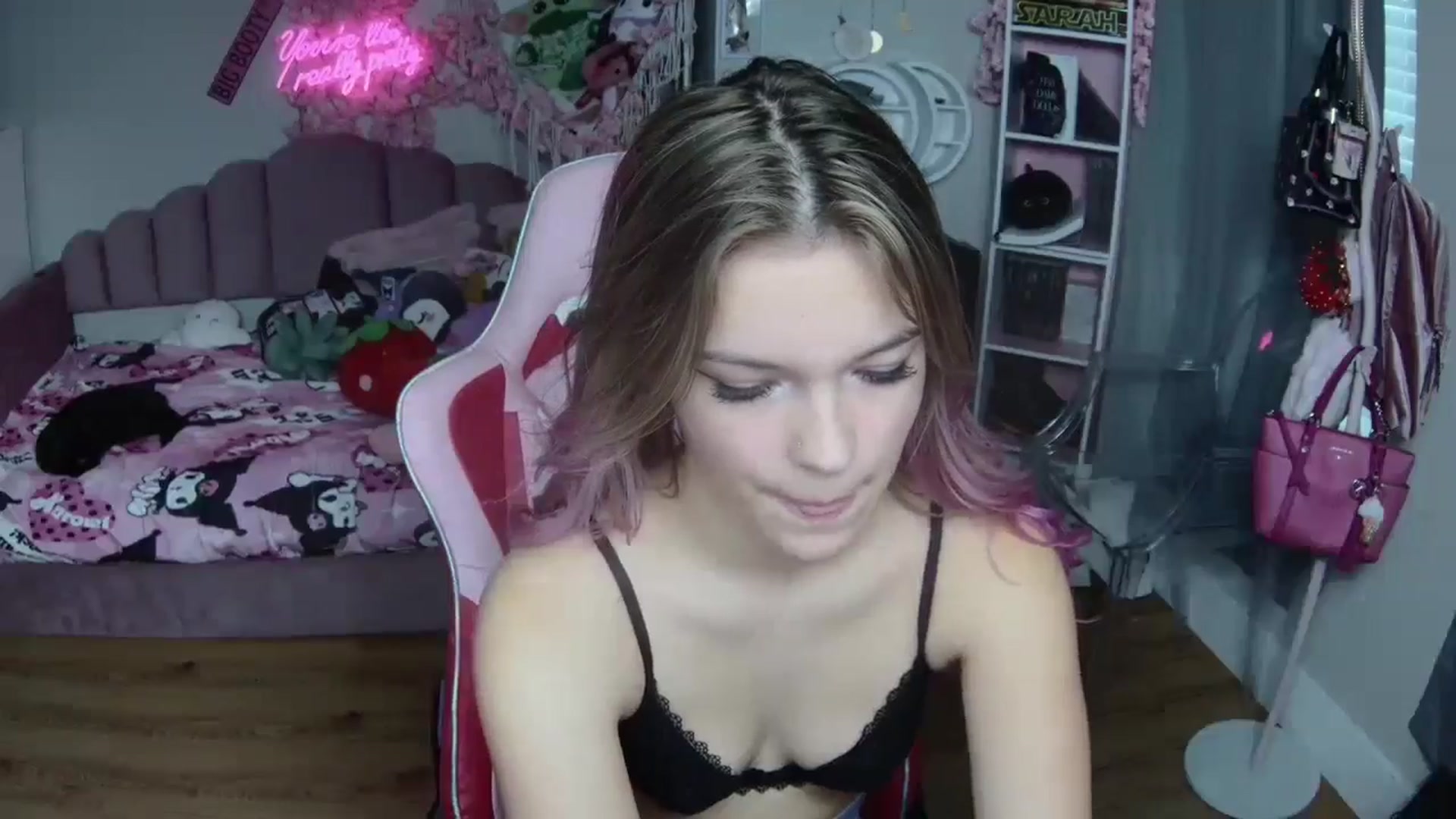 Gallery image thumbnail from Sarahsweets18's myfreecams stream on, 09/28/2024, 19:30 image 15 of 20