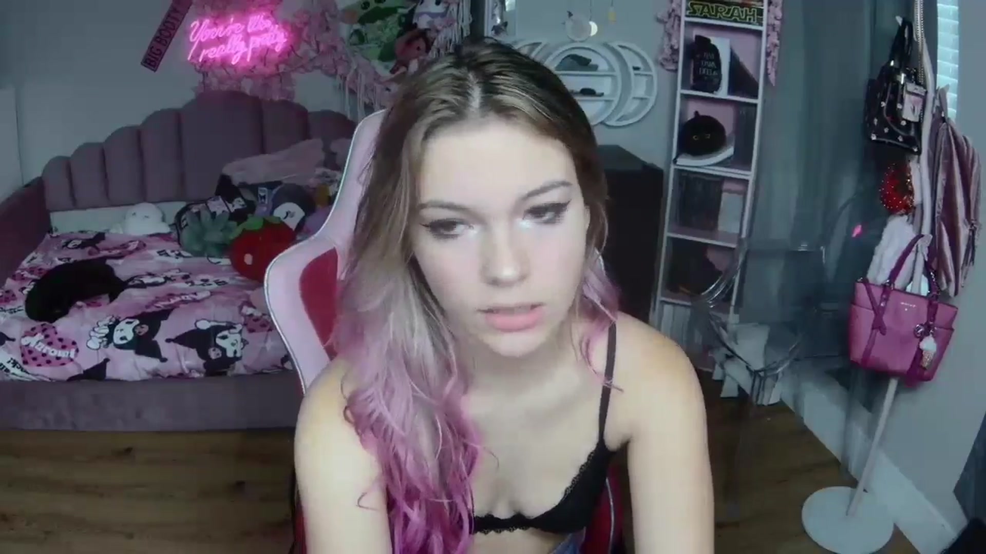 Gallery image thumbnail from Sarahsweets18's myfreecams stream on, 09/28/2024, 19:30 image 14 of 20