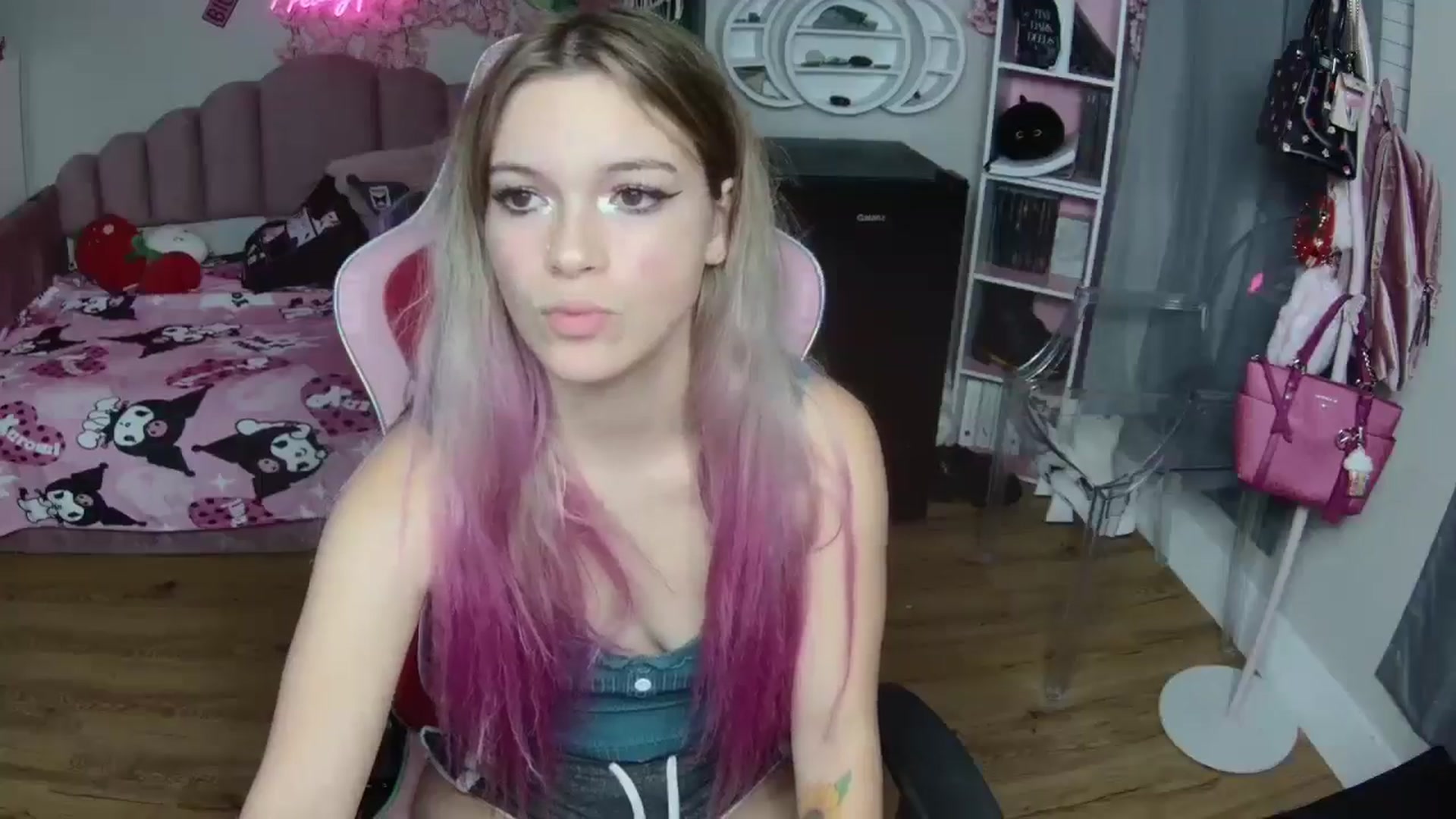 Gallery image thumbnail from Sarahsweets18's myfreecams stream on, 09/30/2024, 08:37 image 19 of 20
