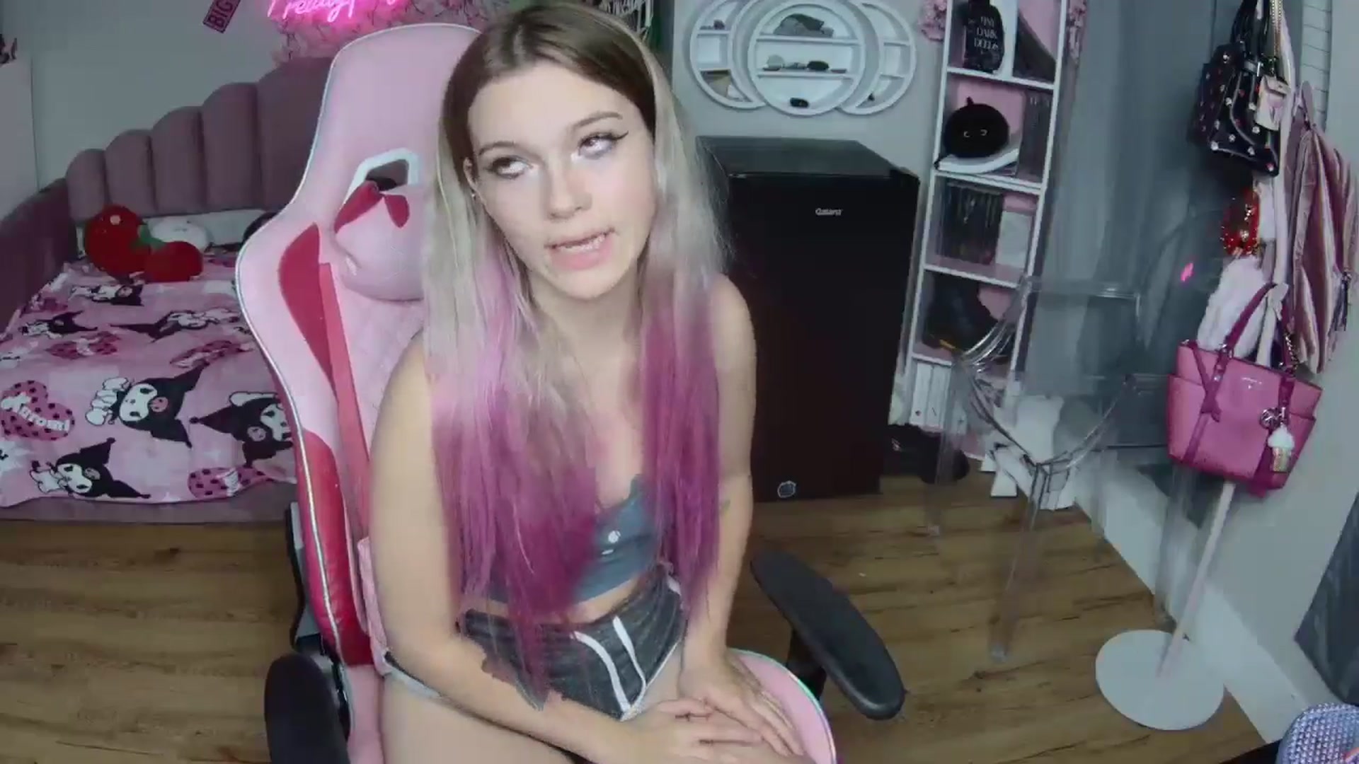 Gallery image thumbnail from Sarahsweets18's myfreecams stream on, 09/30/2024, 11:48 image 7 of 20