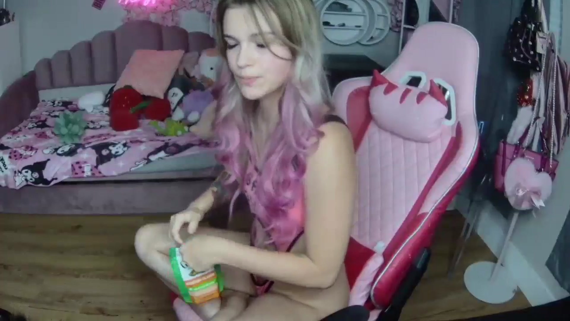 Gallery image thumbnail from Sarahsweets18's myfreecams stream on, 10/01/2024, 23:30 image 6 of 20