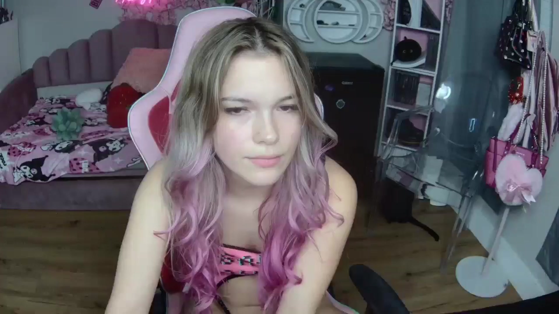 Gallery image thumbnail from Sarahsweets18's myfreecams stream on, 10/01/2024, 23:30 image 13 of 20